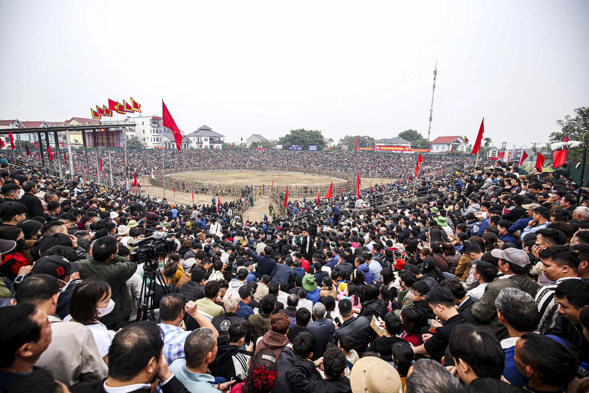 Sáng nay, ngày 14-2 (tức 17 tháng Giêng) hàng nghìn người dân cùng đông đảo du khách thập phương đã về với Lễ hội chọi trâu truyền thống ở xã Hải Lựu, huyện Sông Lô, tỉnh Vĩnh Phúc.