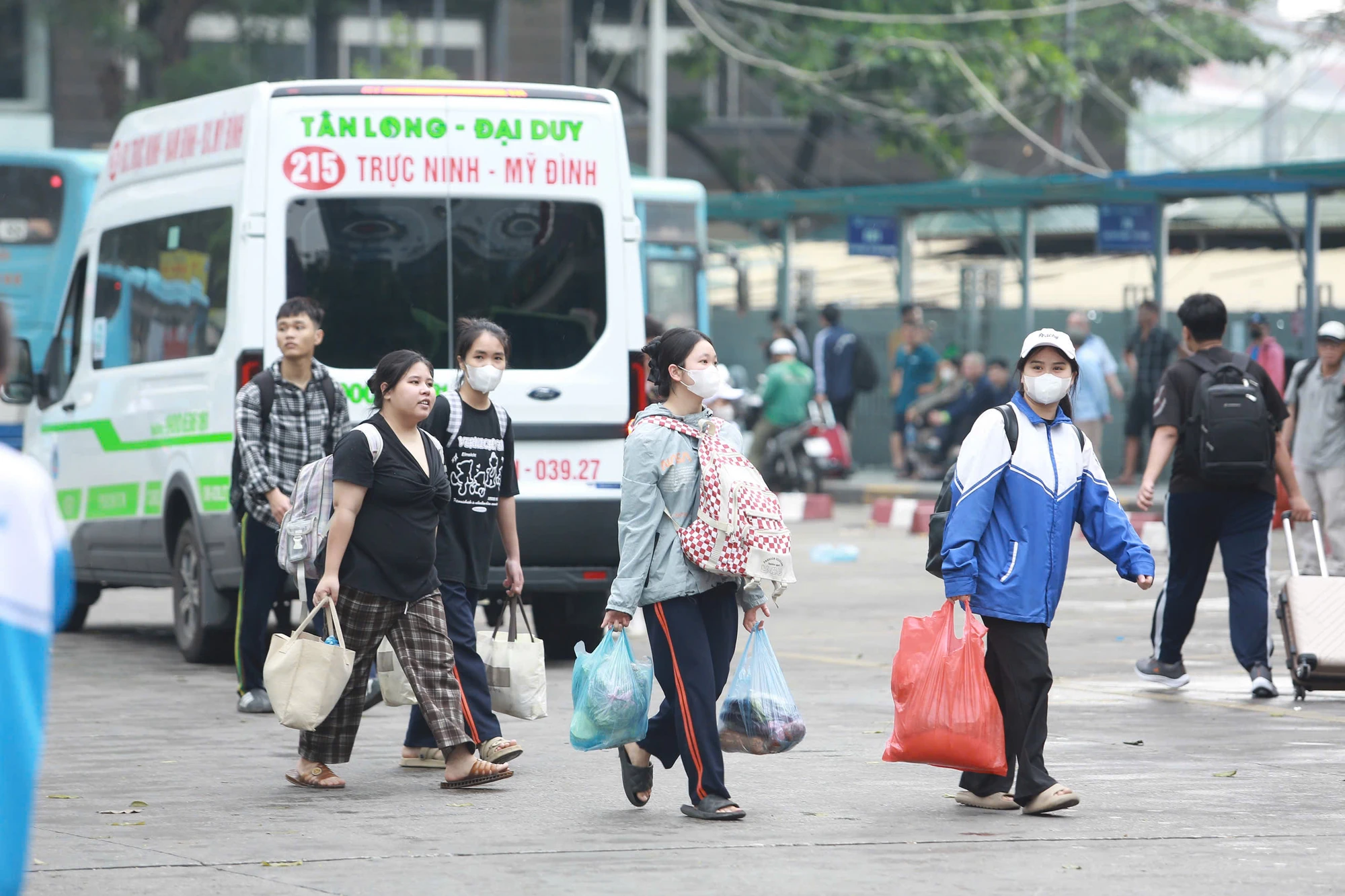 Người dân ùn ùn trở lại Thủ đô sau dịp nghỉ lễ 30-4