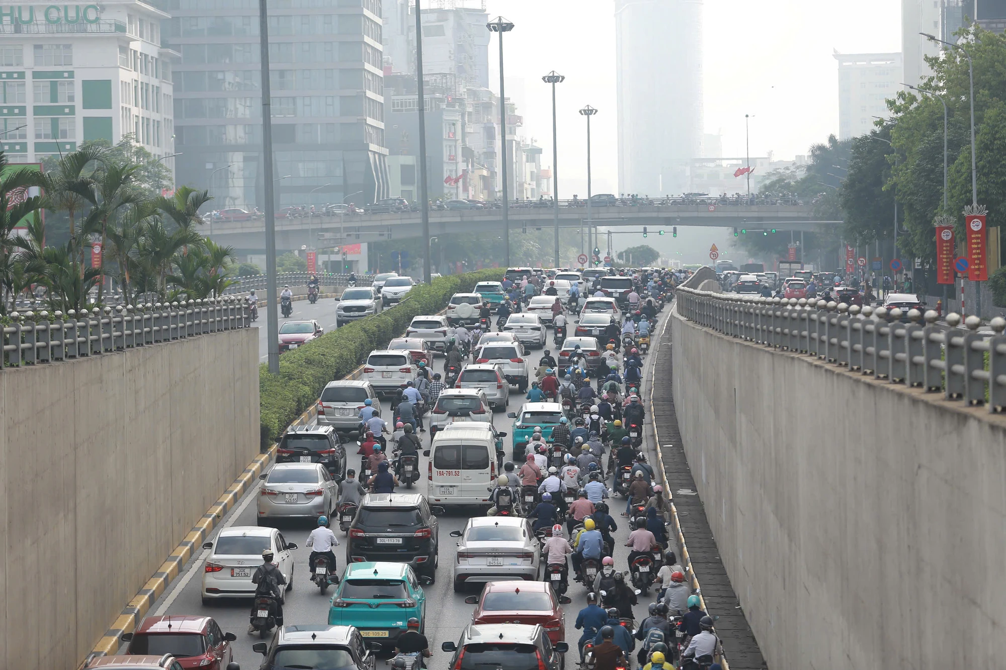 Ngày đầu đi làm sau kỳ nghỉ lễ, giao thông Hà Nội ùn tắc nhiều nơi