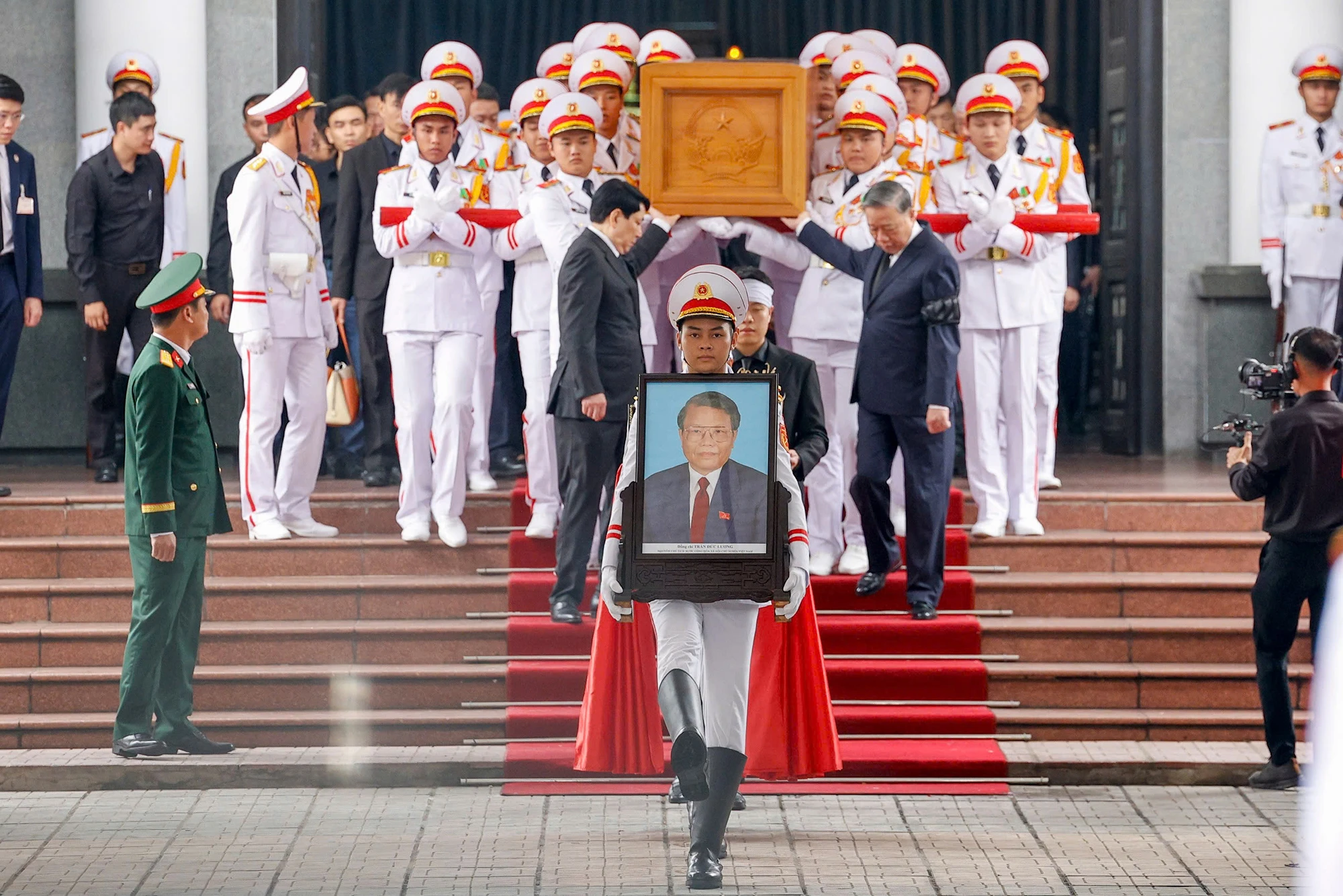 Hình ảnh lễ đưa tiễn Nguyên Chủ tịch nước Trần Đức Lương về với đất mẹ