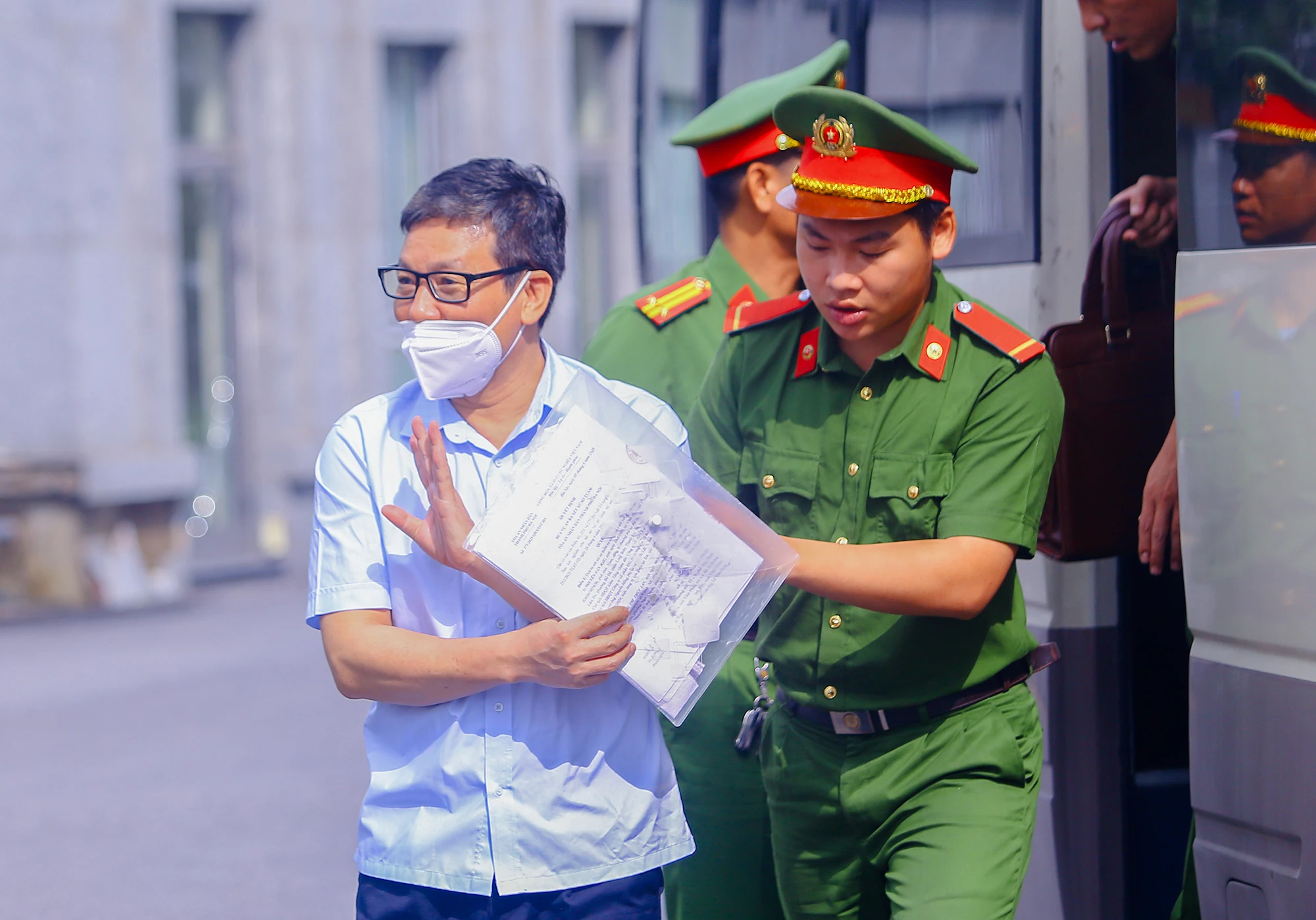 Hình ảnh các bị cáo được dẫn giải đến phiên tòa vụ Tập đoàn Phúc Sơn