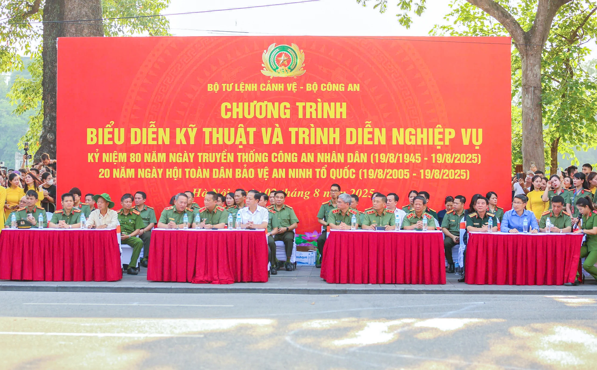 Hàng ngàn người dân xem lực lượng đặc nhiệm trình diễn kỹ thuật và nghiệp vụ trên phố đi bộ hồ Gươm