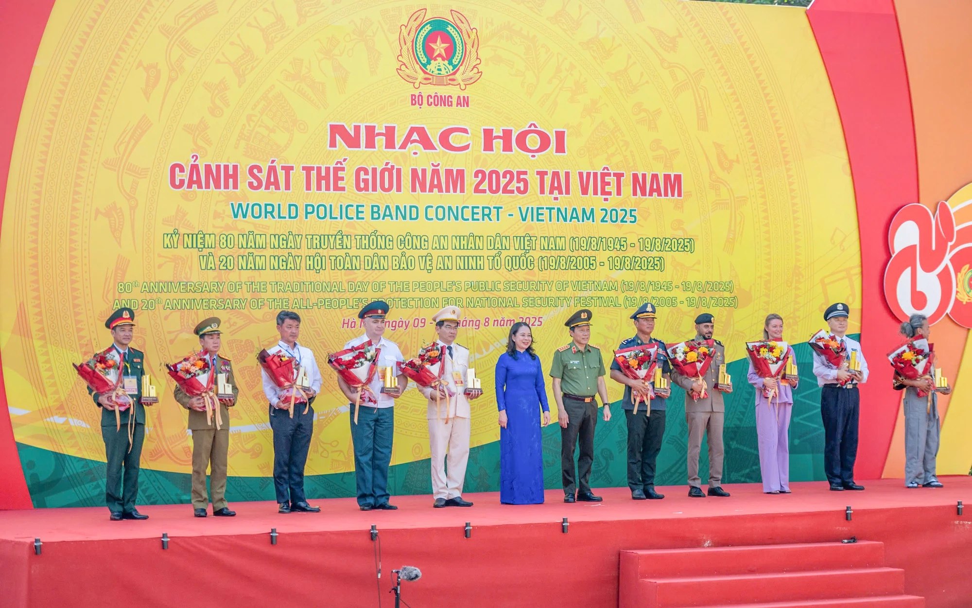 NHAC-HOI-CANH-SAT-THE-GIOI (19).jpg