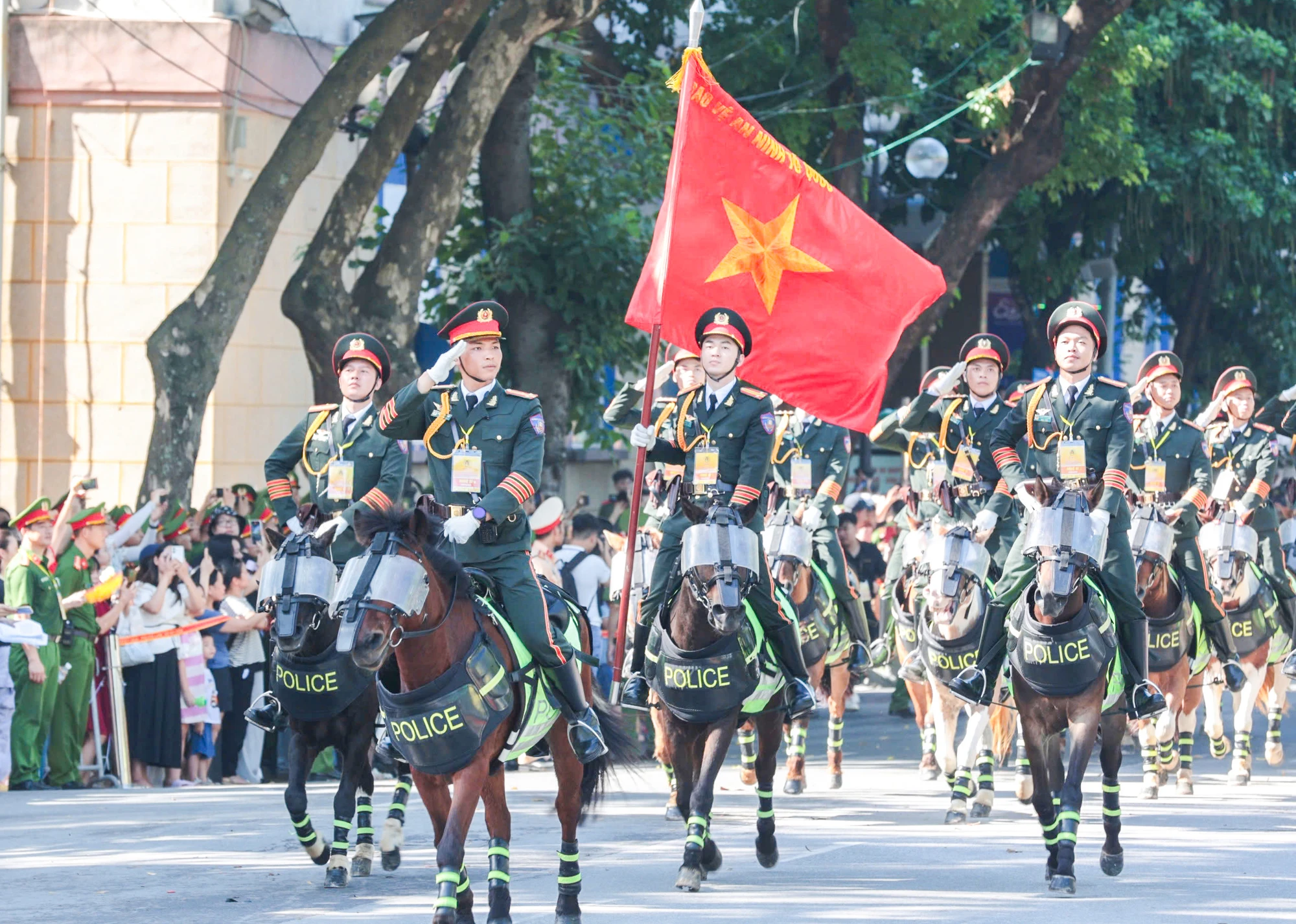 NHAC-HOI-CANH-SAT-THE-GIOI (3).jpg
