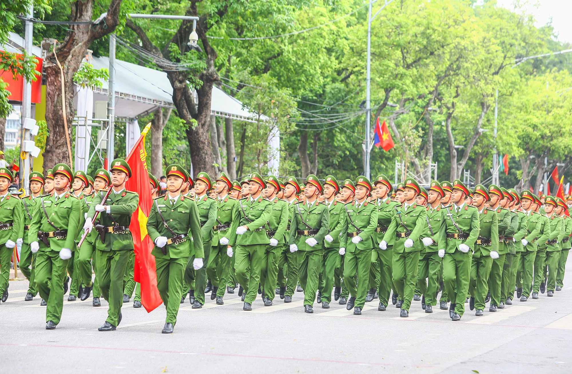 Chương trình có sự tham gia của gần 3.000 cán bộ, chiến sĩ đại diện các đơn vị thuộc Công an thành phố Hà Nội và người dân Thủ đô