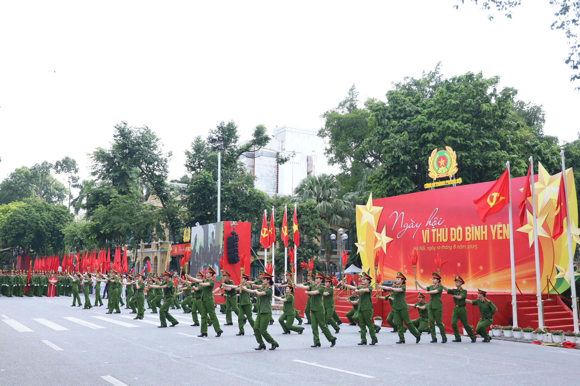 Nữ CSGT Hà Nội trình diễn kỹ năng kẹp cổ, quật ngã nhóm gây rối