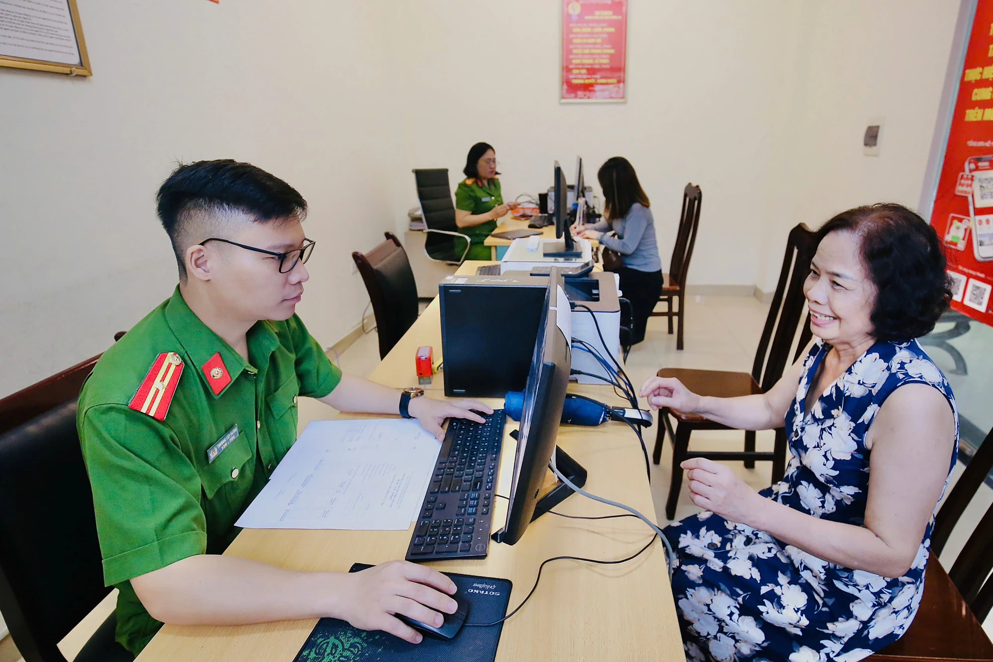 cong-an-phuong-dong-ngac-ho-tro-nguoi-dan.jpg