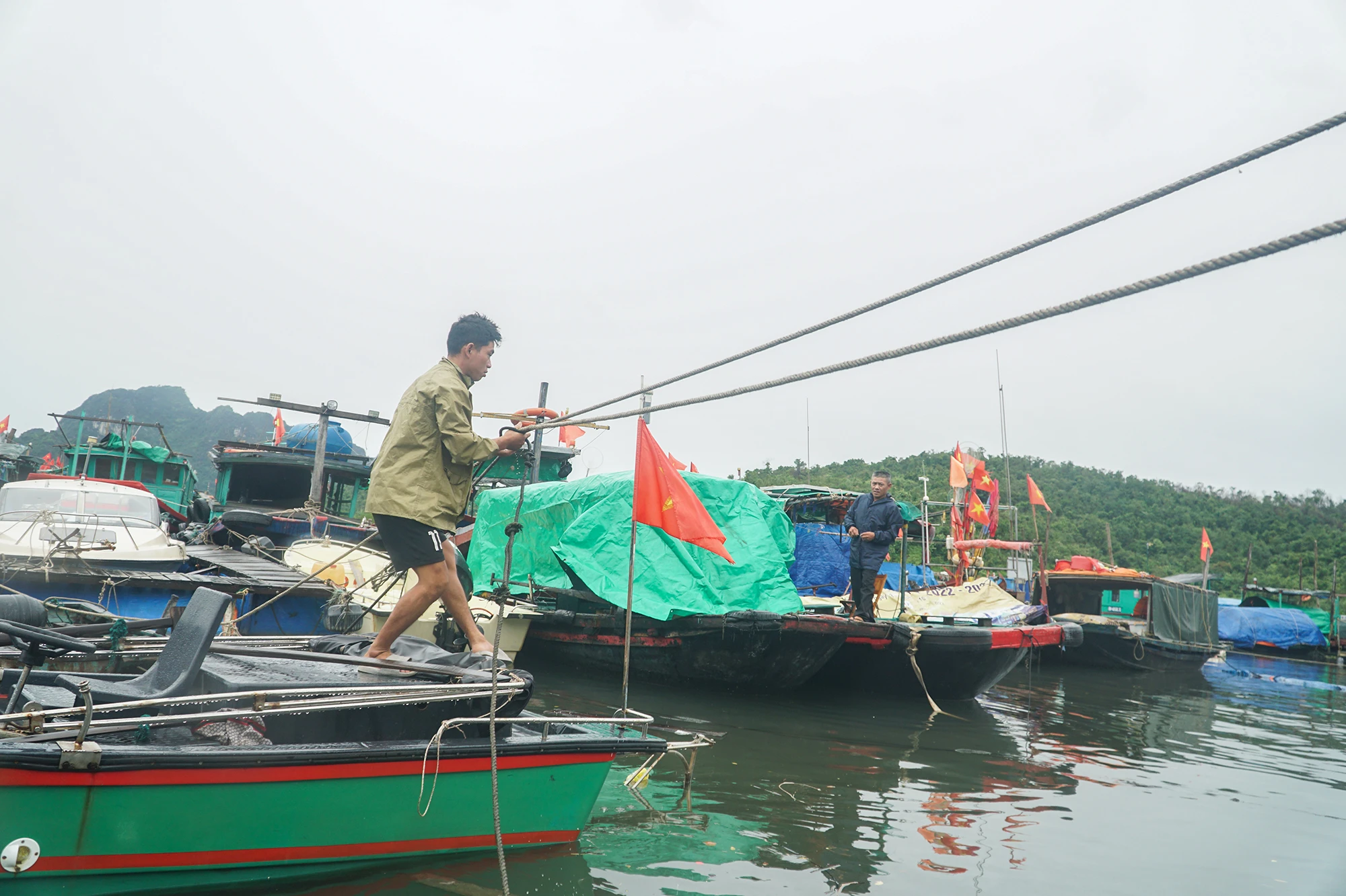 Bão số 9 chưa đến, người dân lại lo bão số 10