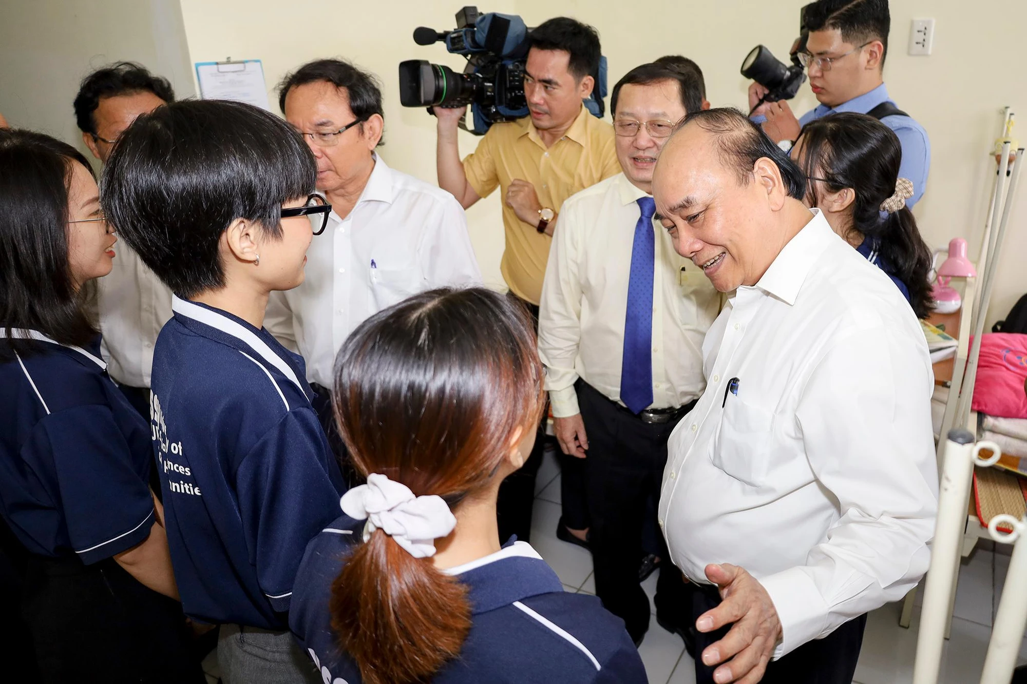 Trước đó, vào lúc 7 giờ, Chủ tịch nước đã có chuyến thăm tại KTX ĐHQG. Trước đó, vào lúc 7 giờ, Chủ tịch nước đã có chuyến thăm tại KTX ĐHQG.