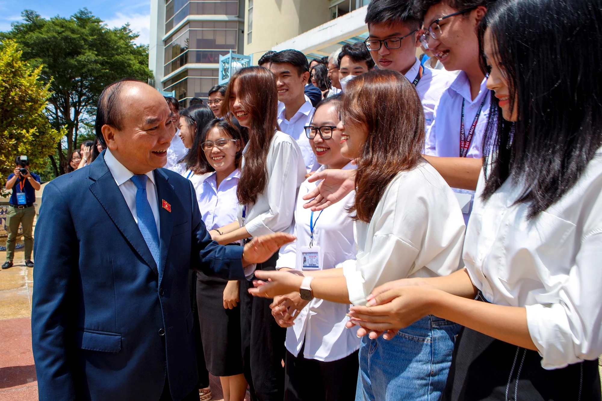 Trong không khí tưng bừng của ngày khai giảng năm học mới, các tân sinh viên tại ĐH Quốc Gia TP.HCM (ĐHQG) vui mừng đón tiếp chủ tịch nước Nguyễn Xuân Phúc đến tham dự. Tại buổi gặp gỡ, Chủ tịch nước chúc mừng và động viên các tân sinh viên ra sức học tập, cố gắng hết mình trên giảng đường đại học. Trong không khí tưng bừng của ngày khai giảng năm học mới, các tân sinh viên tại ĐH Quốc Gia TP.HCM (ĐHQG) vui mừng đón tiếp chủ tịch nước Nguyễn Xuân Phúc đến tham dự. Tại buổi gặp gỡ, Chủ tịch nước chúc mừng và động viên các tân sinh viên ra sức học tập, cố gắng hết mình trên giảng đường đại học.