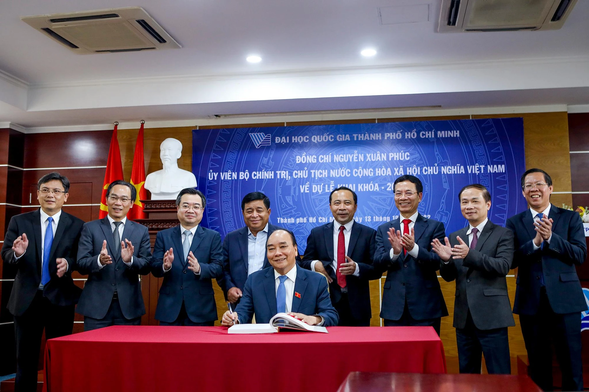 Chủ tịch nước ghi sổ lưu niệm của ĐHQG TP.HCM. Chủ tịch nước ghi sổ lưu niệm của ĐHQG TP.HCM.