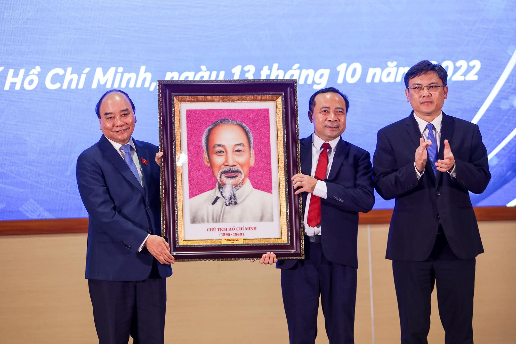 ĐHQG TP.HCM đón nhận món quà là chân dung Chủ tịch Hồ Chí Minh từ Chủ tịch nước. ĐHQG TP.HCM đón nhận món quà là chân dung Chủ tịch Hồ Chí Minh từ Chủ tịch nước.