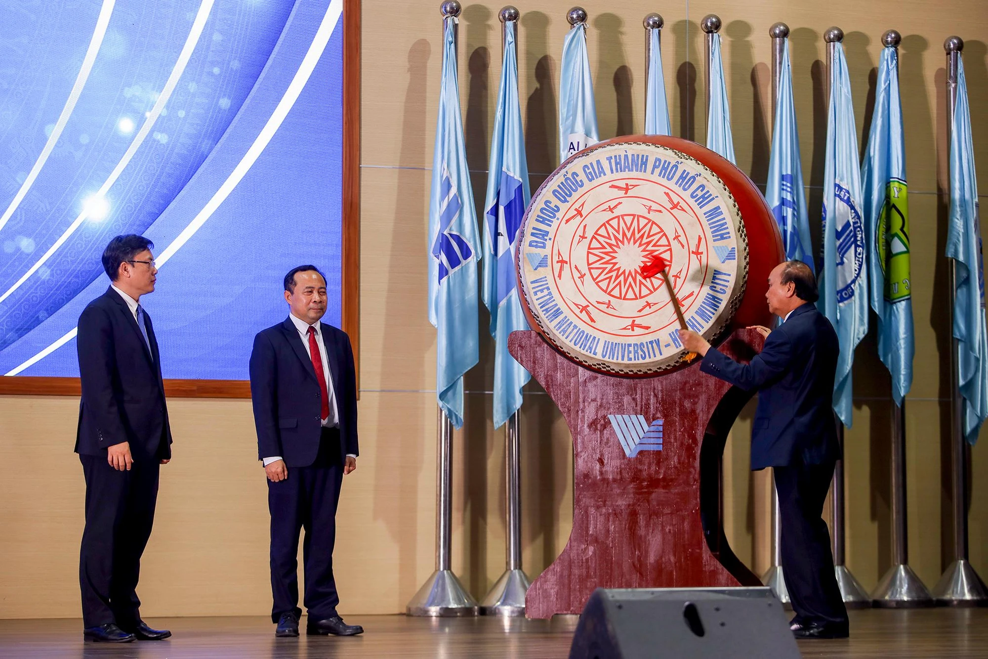 Chủ tịch nước đánh trống chào năm học mới dưới dự chứng kiến của lãnh đạo ĐHQG TP.HCM. Chủ tịch nước đánh trống chào năm học mới dưới dự chứng kiến của lãnh đạo ĐHQG TP.HCM.