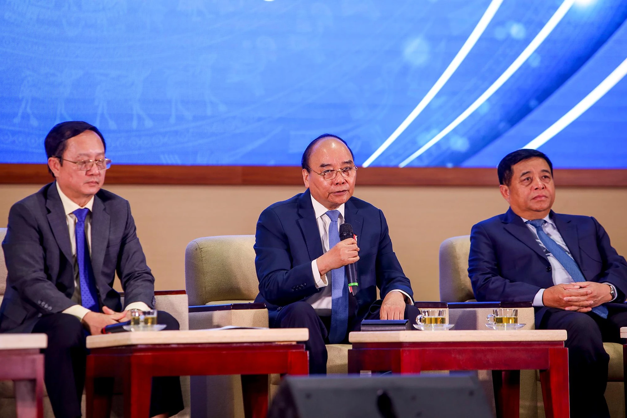 Chủ tịch nước trò chuyện với giảng viên, sinh viên ĐHQG TP.HCM. Chủ tịch nước trò chuyện với giảng viên, sinh viên ĐHQG TP.HCM.
