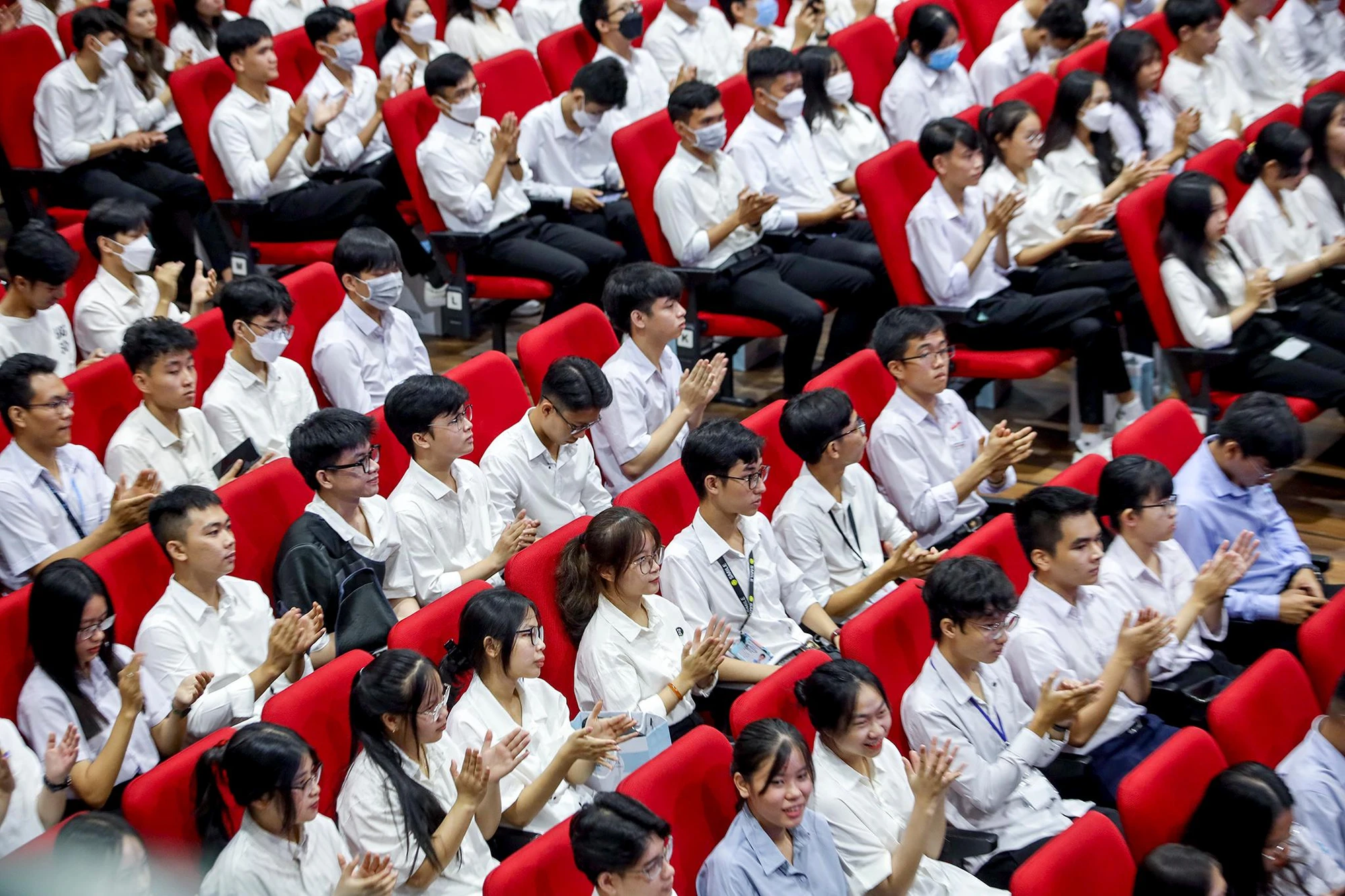 Hơn 700 sinh viên là những cá nhân có thành tích xuất sắc trong học tập đến từ các trường trong khối ĐHQG cùng tham dự buổi lễ. Hơn 700 sinh viên là những cá nhân có thành tích xuất sắc trong học tập đến từ các trường trong khối ĐHQG cùng tham dự buổi lễ.