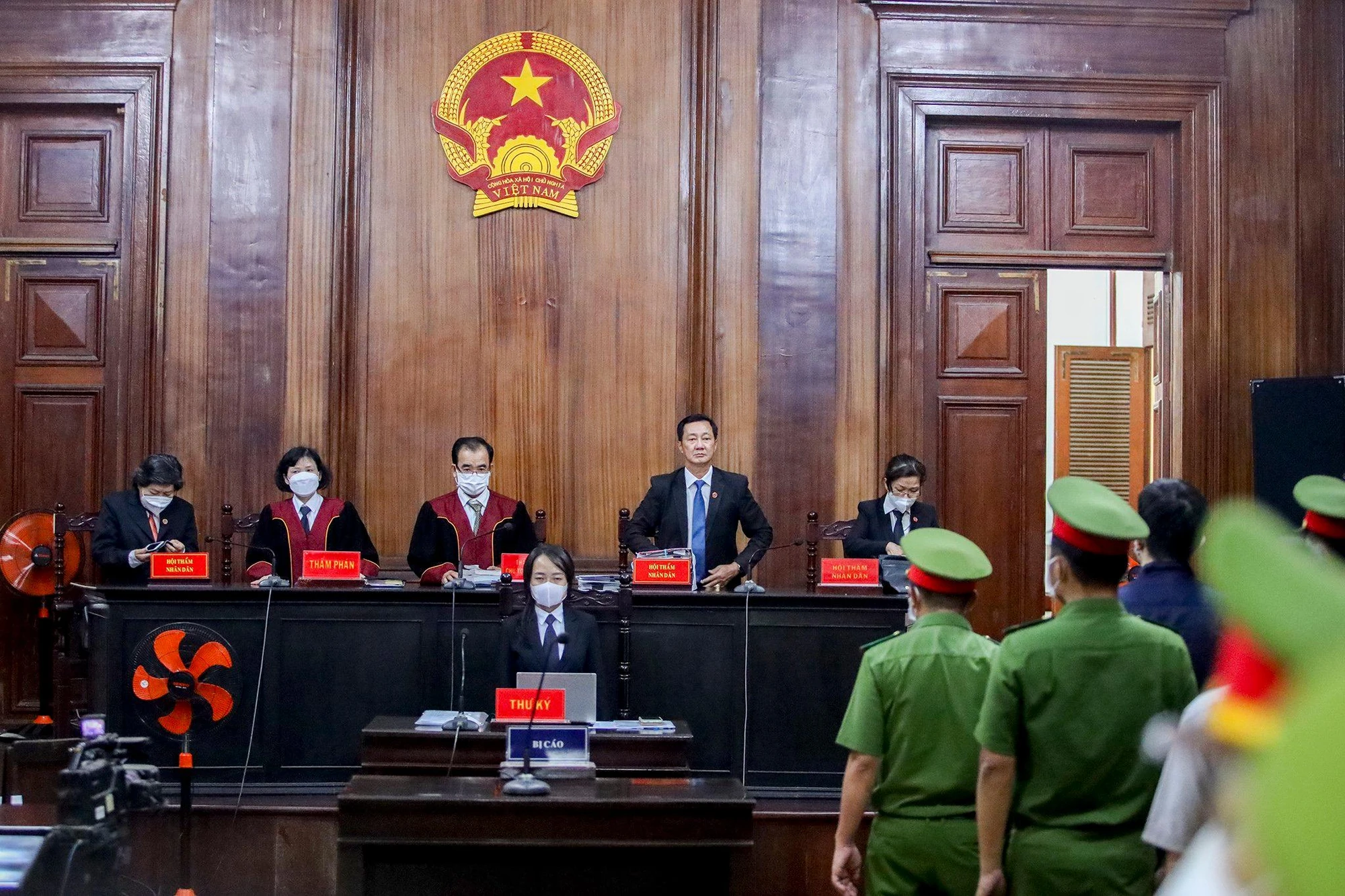 Sau một ngày xét xử (25-11), TAND TP.HCM đã tuyên phạt Nguyễn Võ Quỳnh Trang tử hình về tội giết người, ba năm tù về tội hành hạ người khác; tổng hợp hình phạt là tử hình. Bị cáo Nguyễn Kim Trung Thái ba năm tù tội hành hạ người khác, năm năm tù đối với tội che giấu tội phạm; tổng hợp hình phạt chung là tám năm tù. Sau một ngày xét xử (25-11), TAND TP.HCM đã tuyên phạt Nguyễn Võ Quỳnh Trang tử hình về tội giết người, ba năm tù về tội hành hạ người khác; tổng hợp hình phạt là tử hình. Bị cáo Nguyễn Kim Trung Thái ba năm tù tội hành hạ người khác, năm năm tù đối với tội che giấu tội phạm; tổng hợp hình phạt chung là tám năm tù.