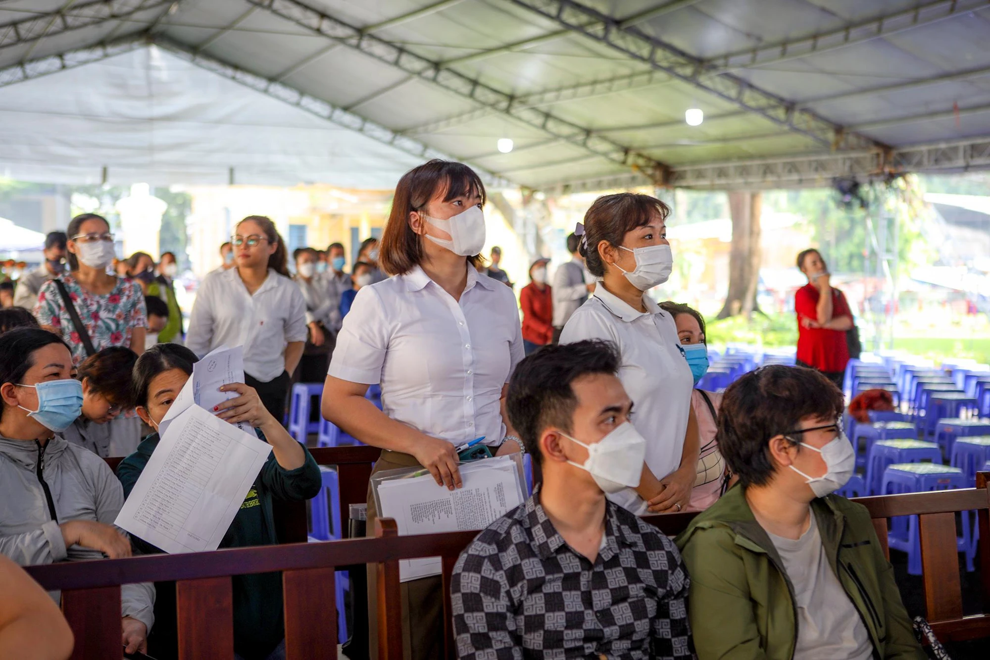 Bên ngoài, người bị hại cùng người có quyền lợi và nghĩa vụ liên quan chứng kiến phiên xét xử qua màn hình LED. Bên ngoài, người bị hại cùng người có quyền lợi và nghĩa vụ liên quan chứng kiến phiên xét xử qua màn hình LED.