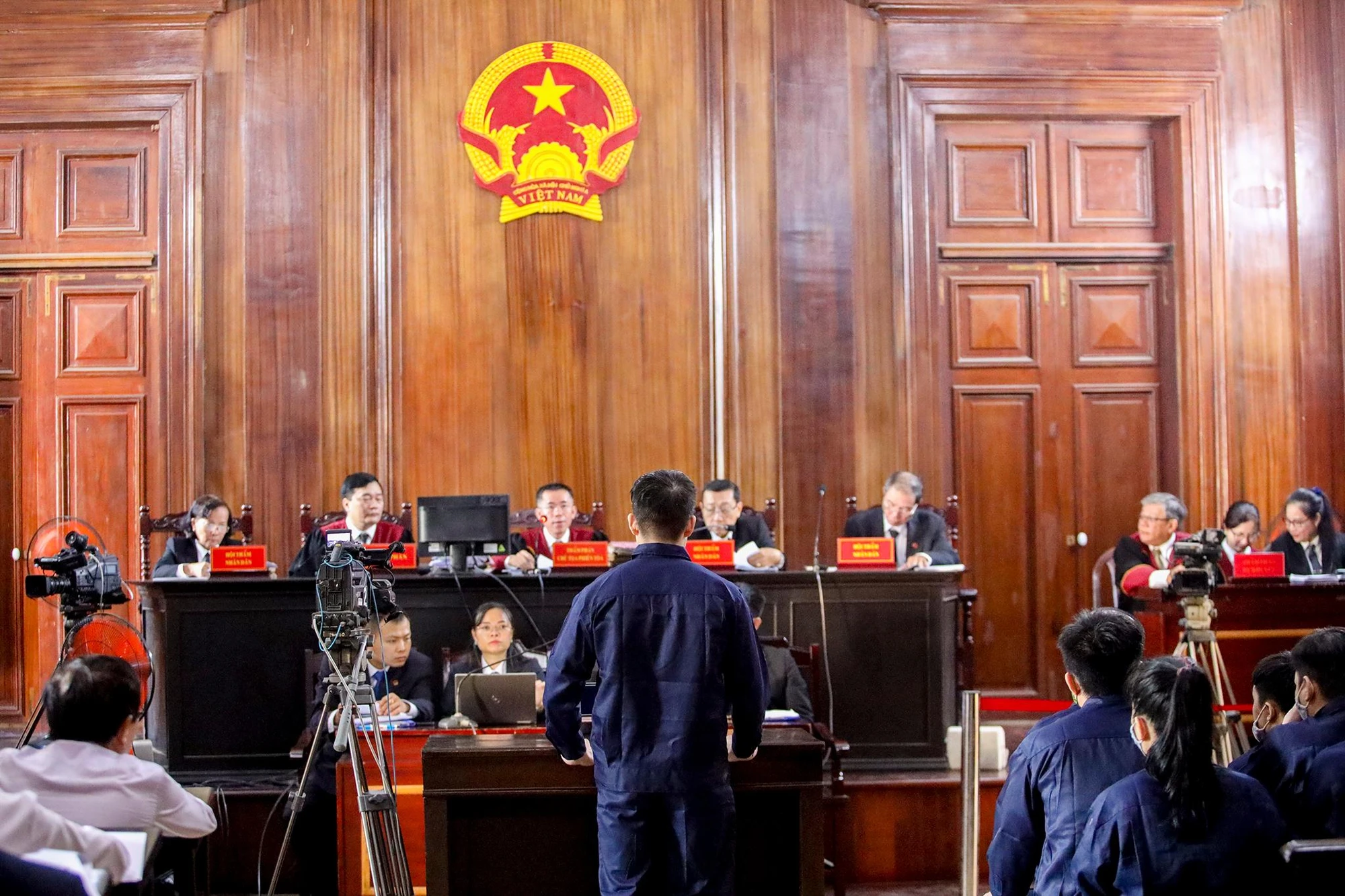HĐXX tiến hành thẩm tra phần lý lịch của 23 bị cáo. Do vụ án kéo dài đã lâu, trong phần thẩm vấn một số bị cáo khai nhận thêm có thêm con từ lúc khởi tố năm 2019. Bị cáo Luyện khai có hai con, con nhỏ nhất của sinh năm 2019. HĐXX tiến hành thẩm tra phần lý lịch của 23 bị cáo. Do vụ án kéo dài đã lâu, trong phần thẩm vấn một số bị cáo khai nhận thêm có thêm con từ lúc khởi tố năm 2019. Bị cáo Luyện khai có hai con, con nhỏ nhất của sinh năm 2019.