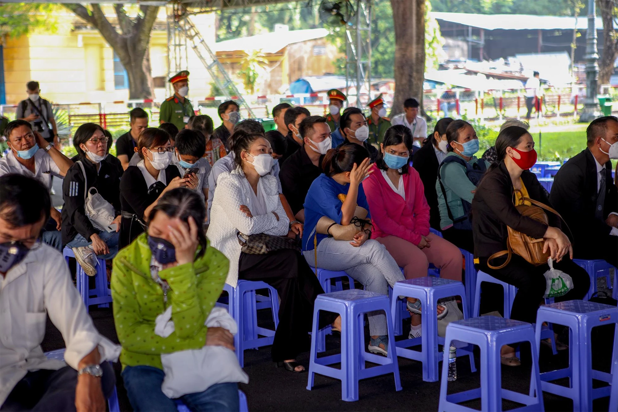 Bị hại cùng người có quyền lợi và nghĩa vụ liên quan chứng kiến phiên xét xử trong sáng ngày 8-12. Bị hại cùng người có quyền lợi và nghĩa vụ liên quan chứng kiến phiên xét xử trong sáng ngày 8-12.