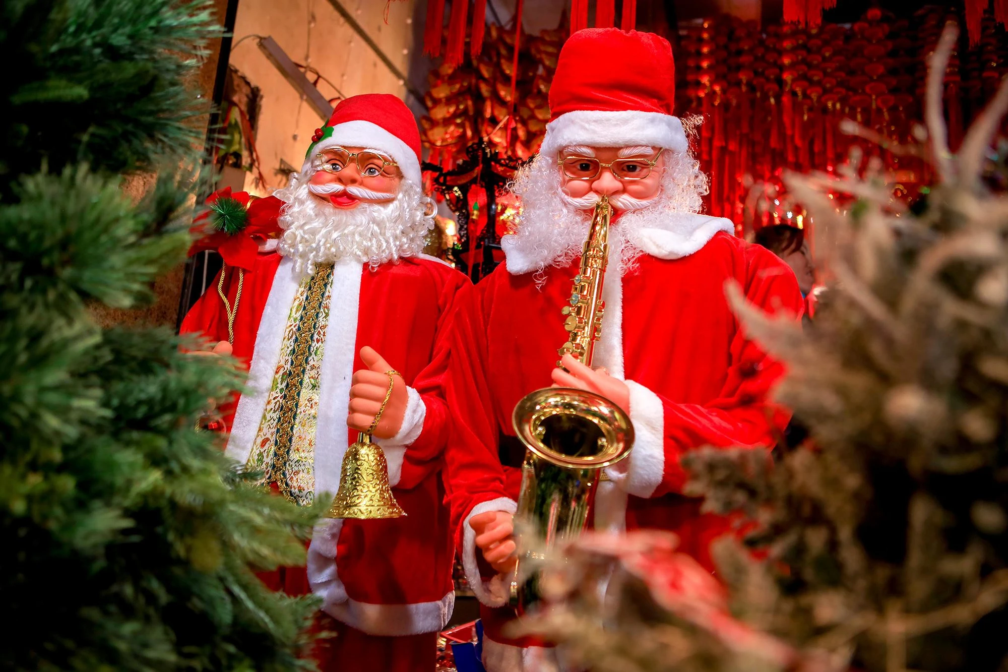 Đồ vật trang trí Noel được bày bán bắt mắt trên đường Hải Thượng Lãn Ông. Đồ vật trang trí Noel được bày bán bắt mắt trên đường Hải Thượng Lãn Ông.