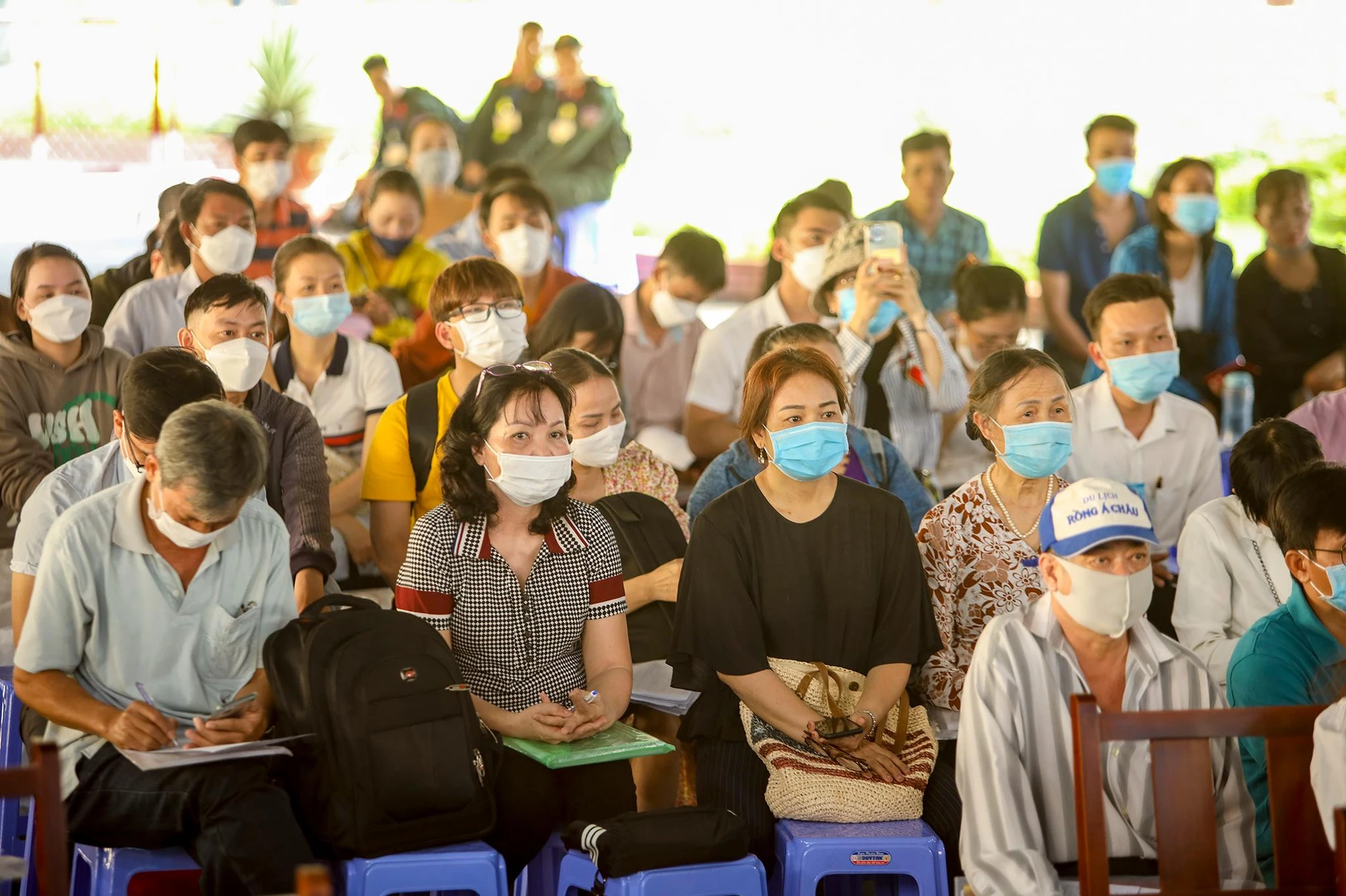 Các bị hại chăm chú lắng nghe hướng dẫn của chủ tọa phiên tòa. Các bị hại chăm chú lắng nghe hướng dẫn của chủ tọa phiên tòa.