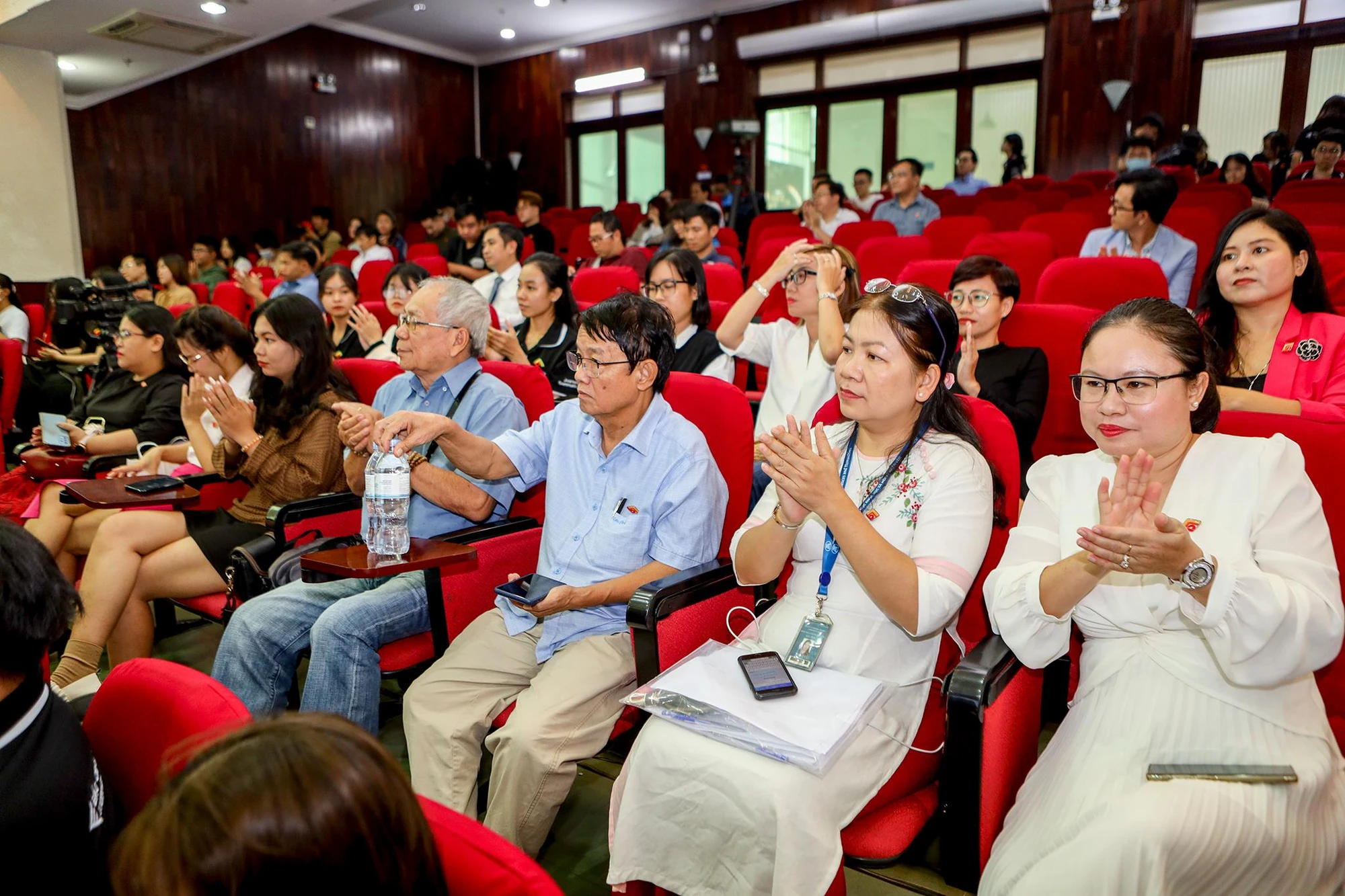 Giảng viên, sinh viên tham gia lễ kỷ niệm Giảng viên, sinh viên tham gia lễ kỷ niệm