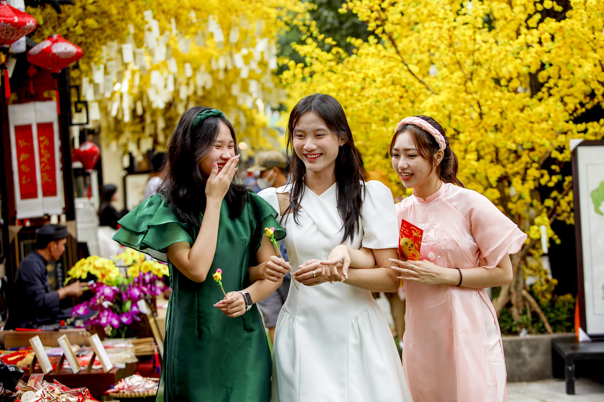 Từ sáng sớm đã có đông bạn trẻ đến đây tạo dáng chụp ảnh ở những tiểu cảnh. Từ sáng sớm đã có đông bạn trẻ đến đây tạo dáng chụp ảnh ở những tiểu cảnh.