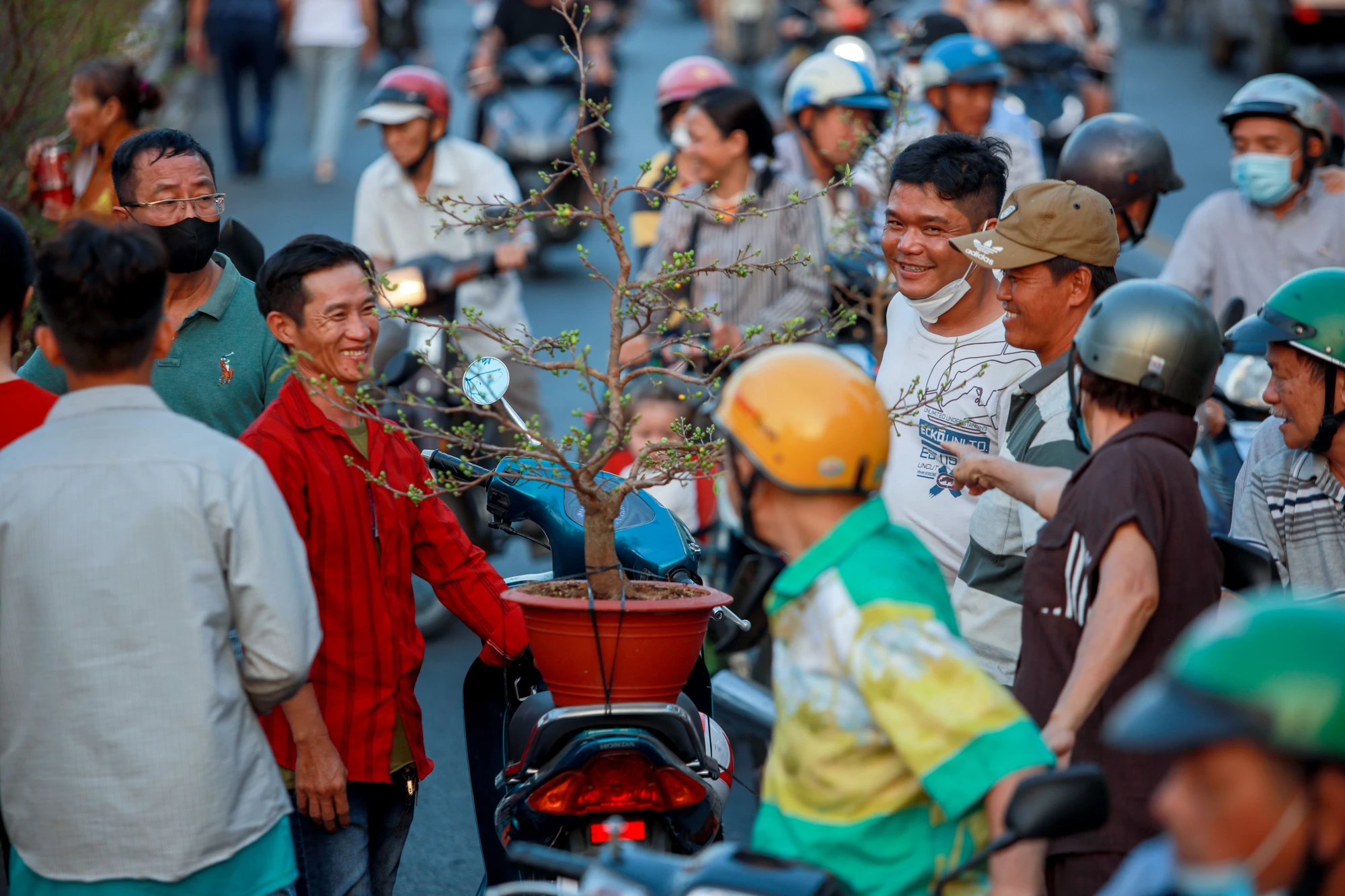 Thuyền hoa cập Bến Bình Đông, nhà vườn ngập tràn hy vọng