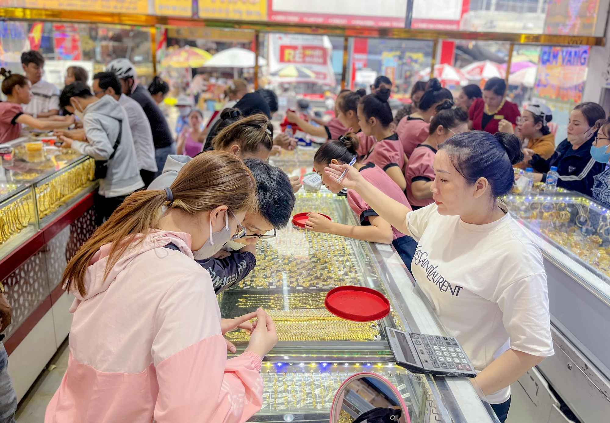 mua-vang-ngay-via-than-tai-15.jpg