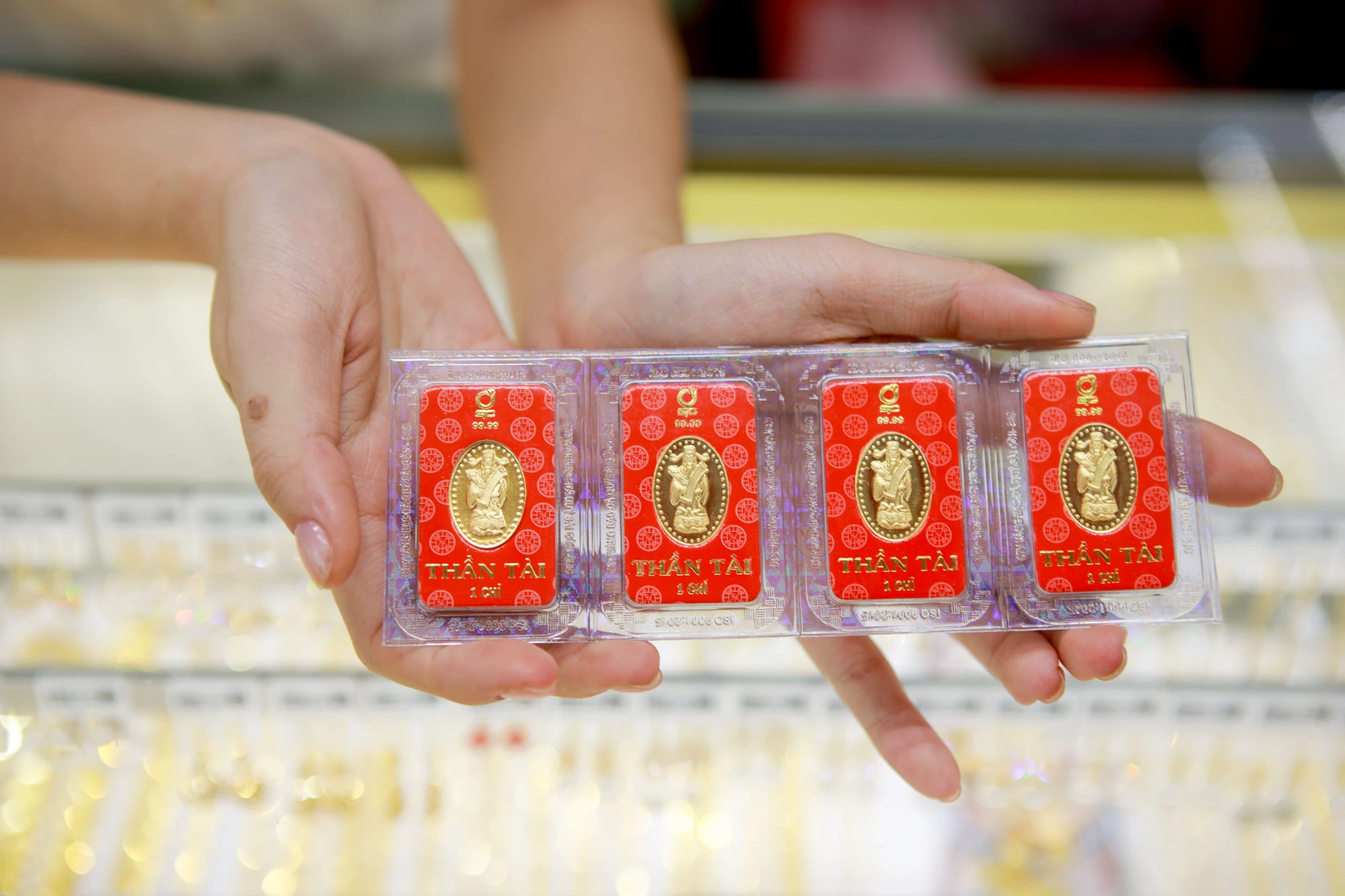 Người lao động mua vàng ngày vía Thần Tài, mong làm ăn thuận lợi.
