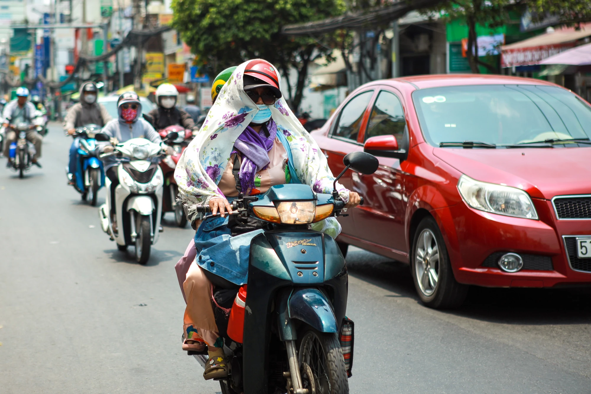 Muôn kiểu tránh nóng giữa Sài Gòn hơn 40 độ C