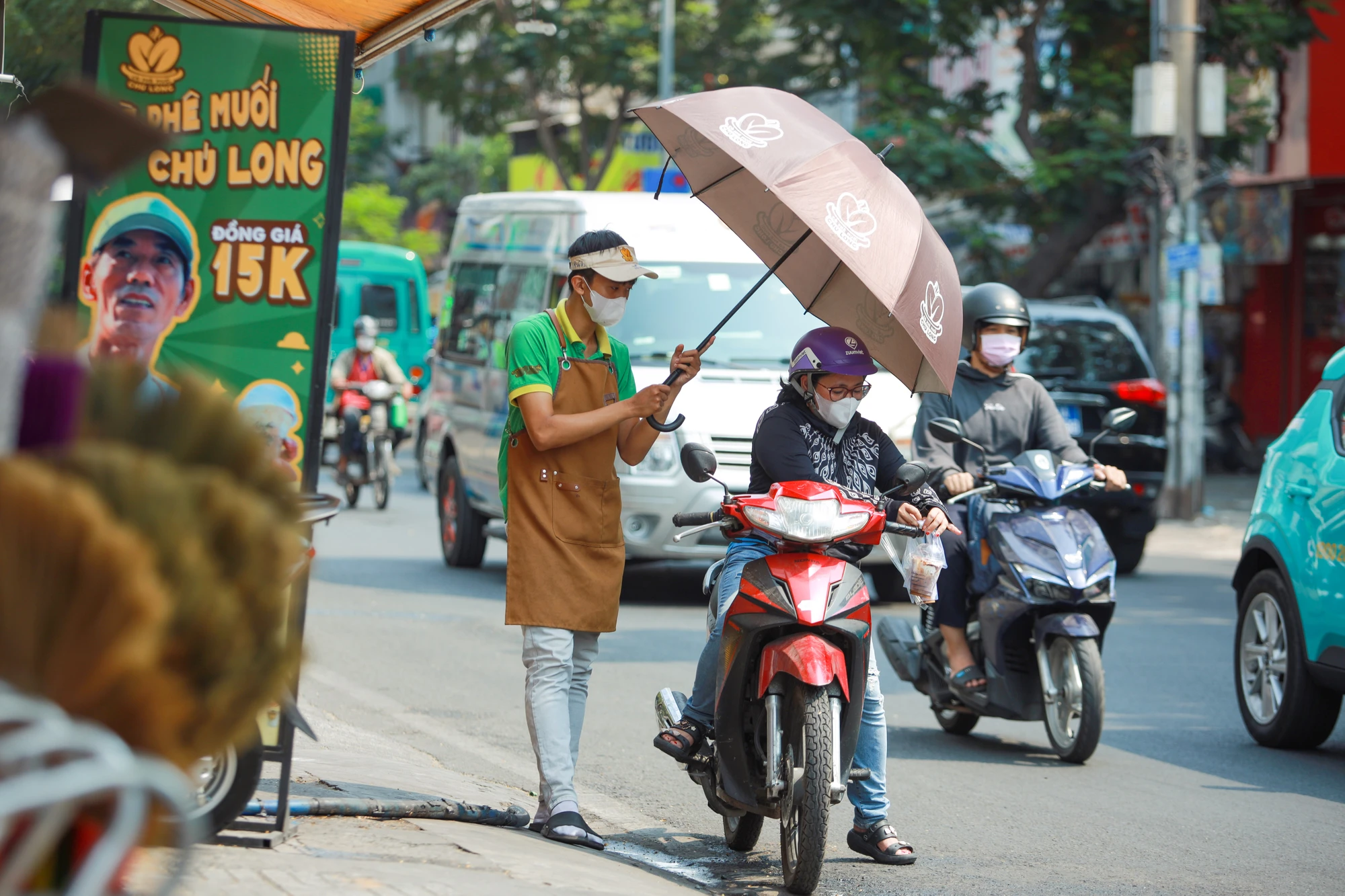 Muôn kiểu tránh nóng giữa Sài Gòn hơn 40 độ C