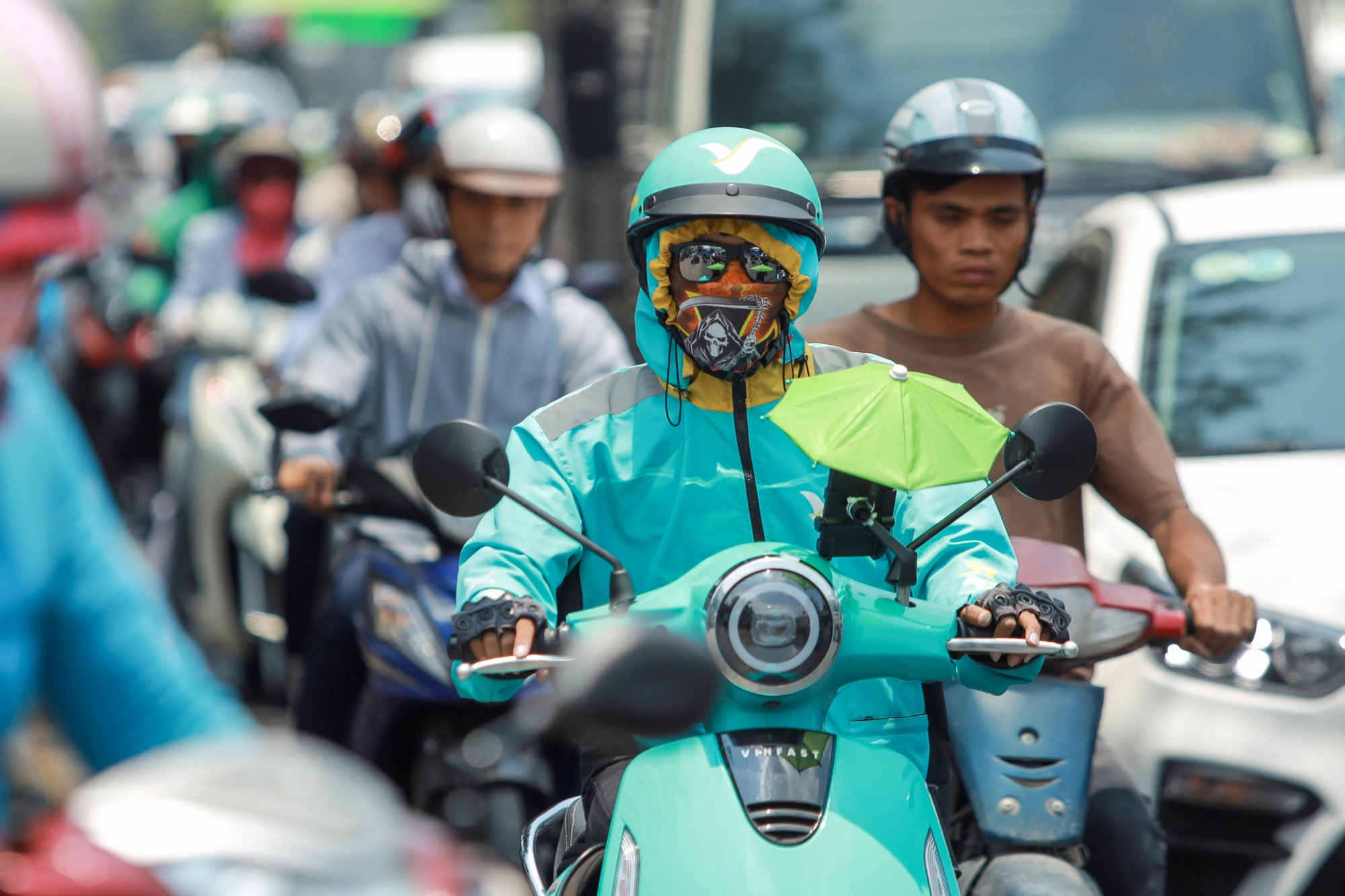 Muôn kiểu tránh nóng giữa Sài Gòn hơn 40 độ C