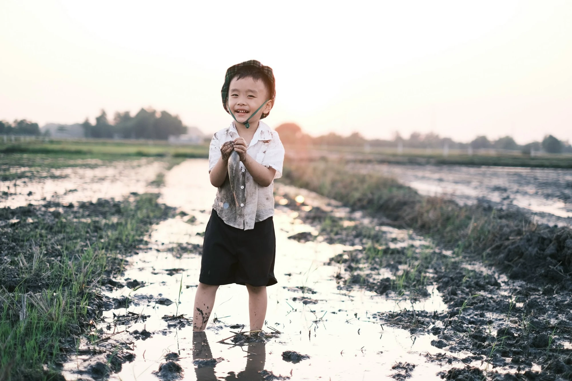 Ông bố trẻ tặng con bộ ảnh mùa hè, xem qua ai cũng muốn một vé đi tuổi thơ