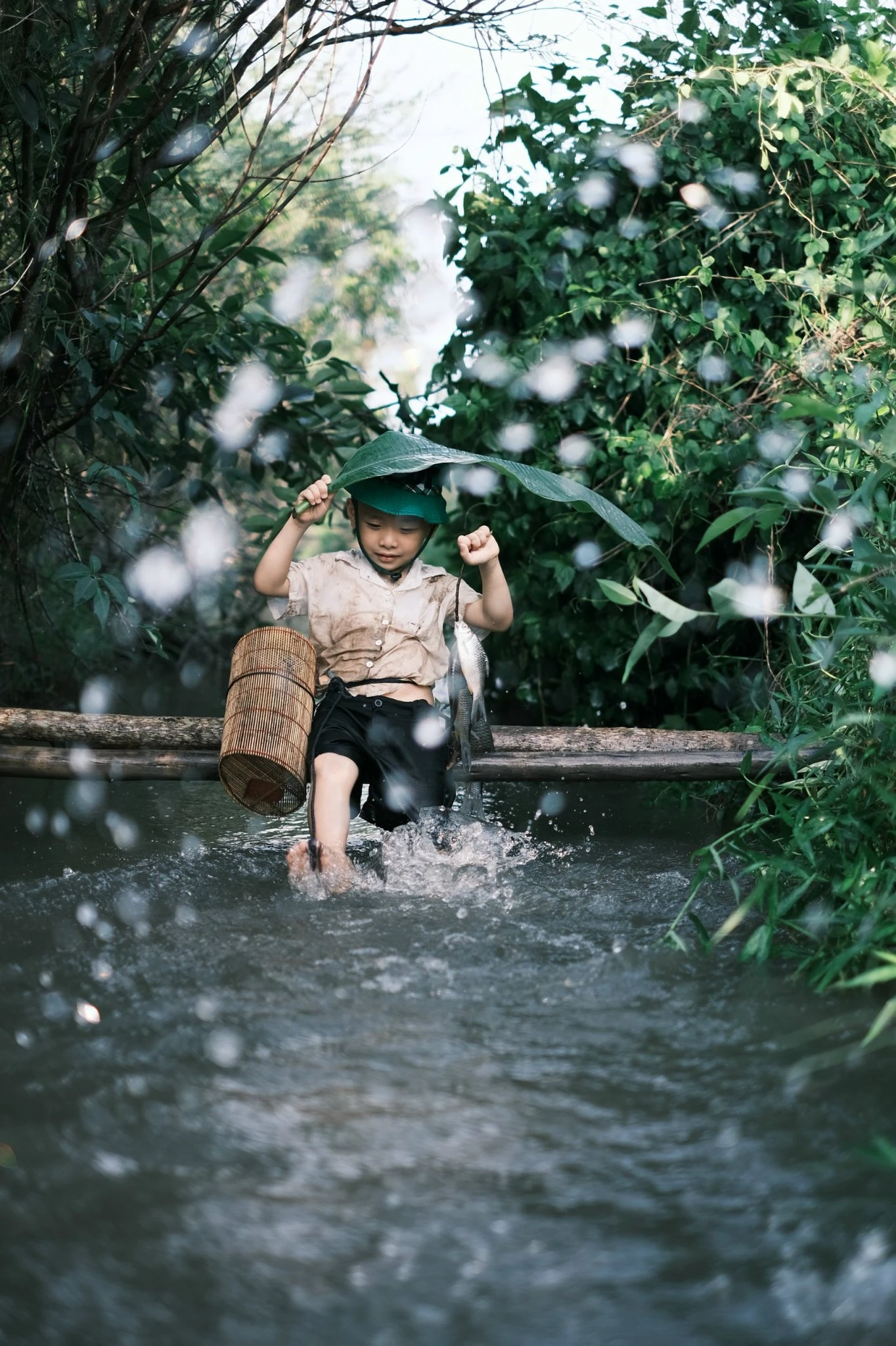 Ông bố trẻ tặng con bộ ảnh mùa hè, xem qua ai cũng muốn một vé đi tuổi thơ