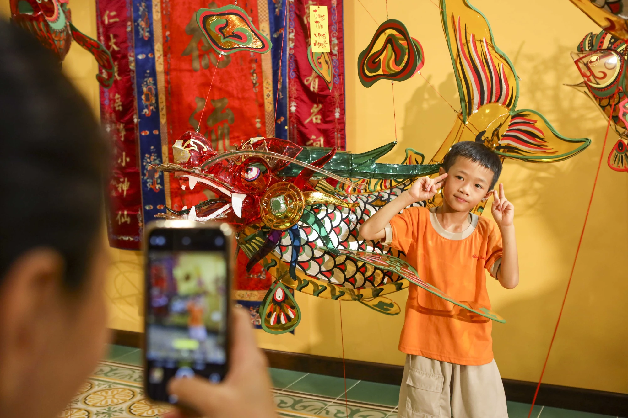 Người dân TP.HCM chiêm ngưỡng lồng đèn trung thu xưa