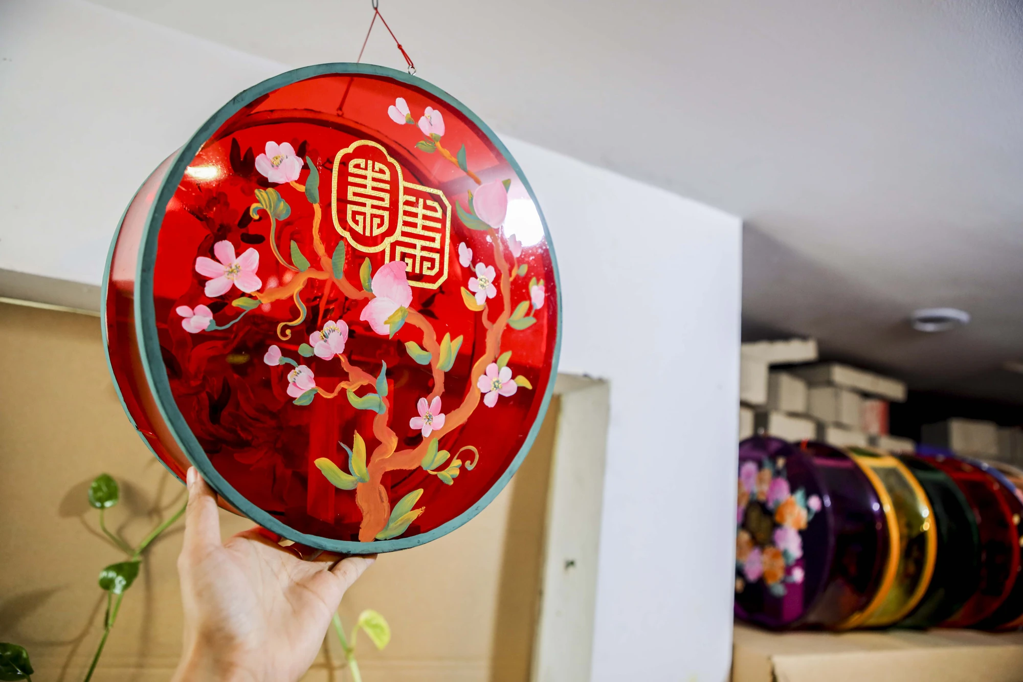Vợ chồng 9X làm lồng đèn trung thu xưa