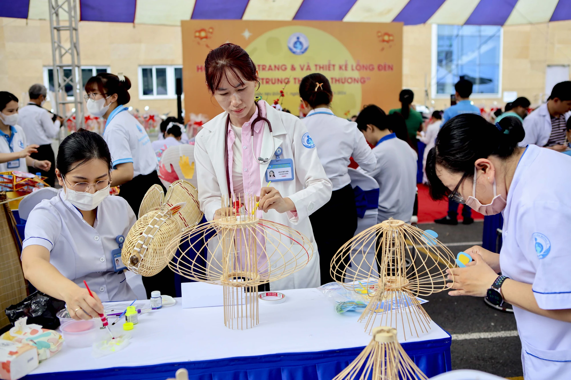 Bệnh nhi Bệnh viện Nhi đồng 1 cùng y bác sĩ thiết kế lồng đèn trung thu
