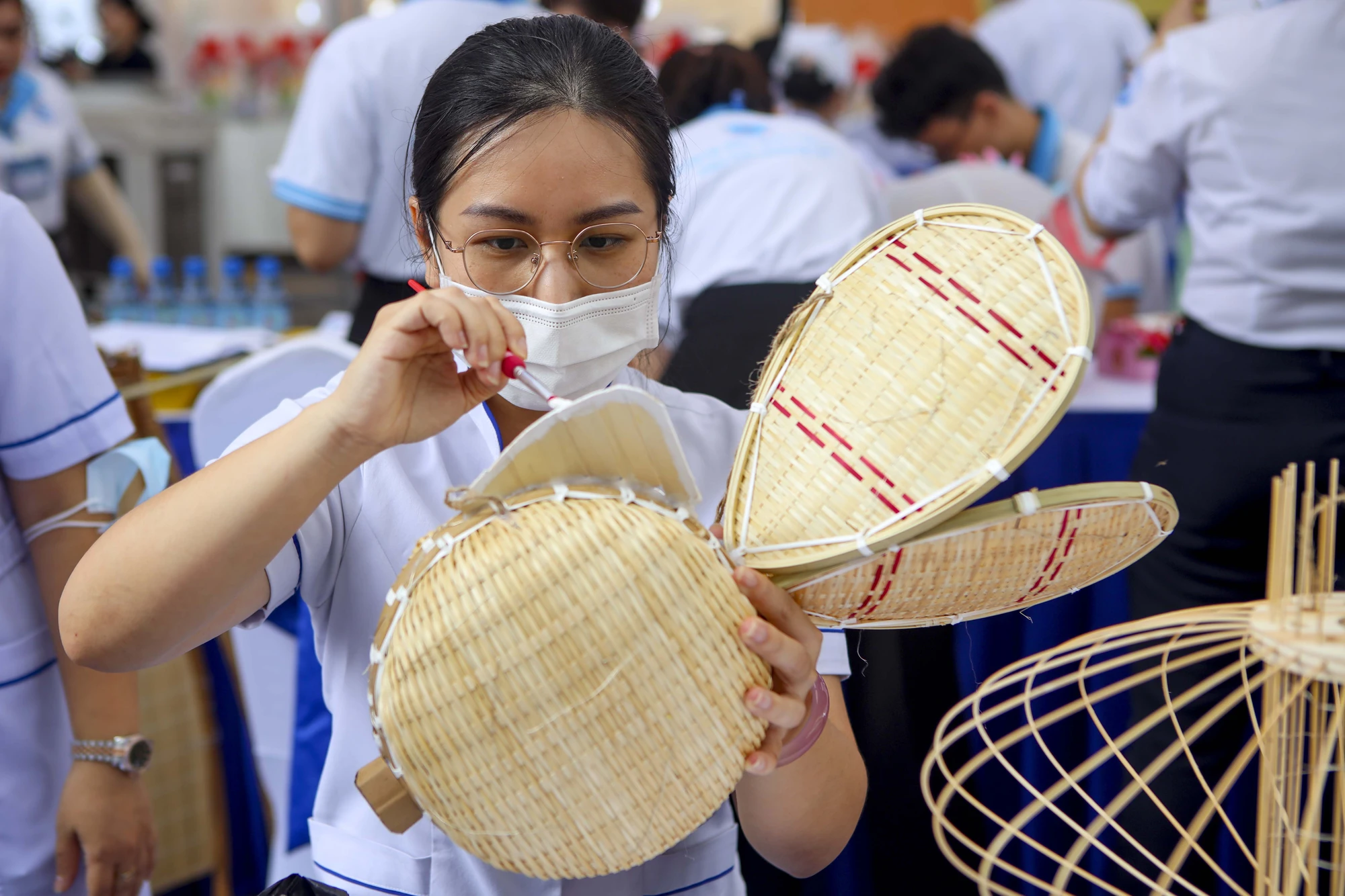 Bệnh nhi Bệnh viện Nhi đồng 1 cùng y bác sĩ thiết kế lồng đèn trung thu