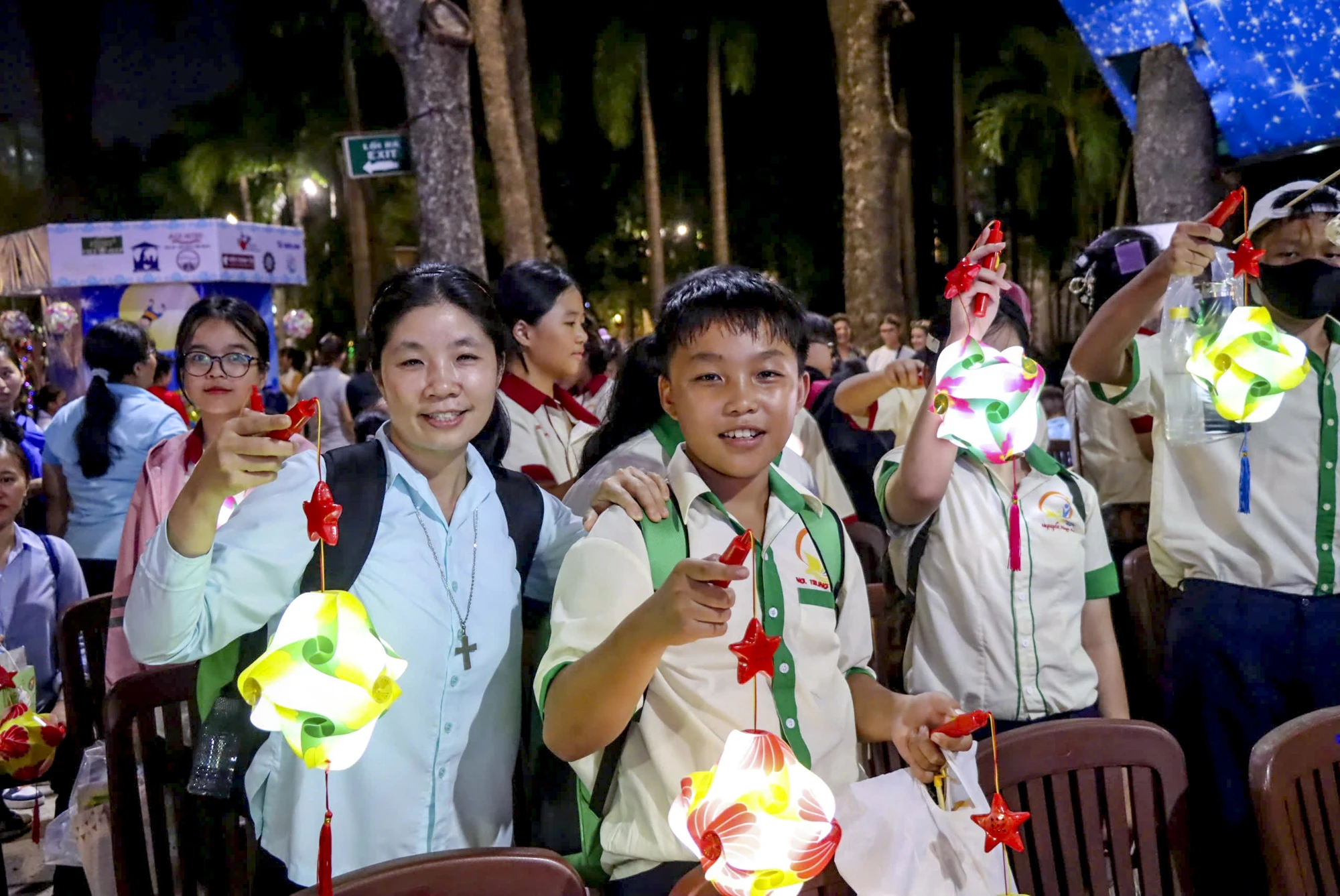 Khoảnh khắc các em nhỏ tại những mái ấm vui đón Tết trung thu