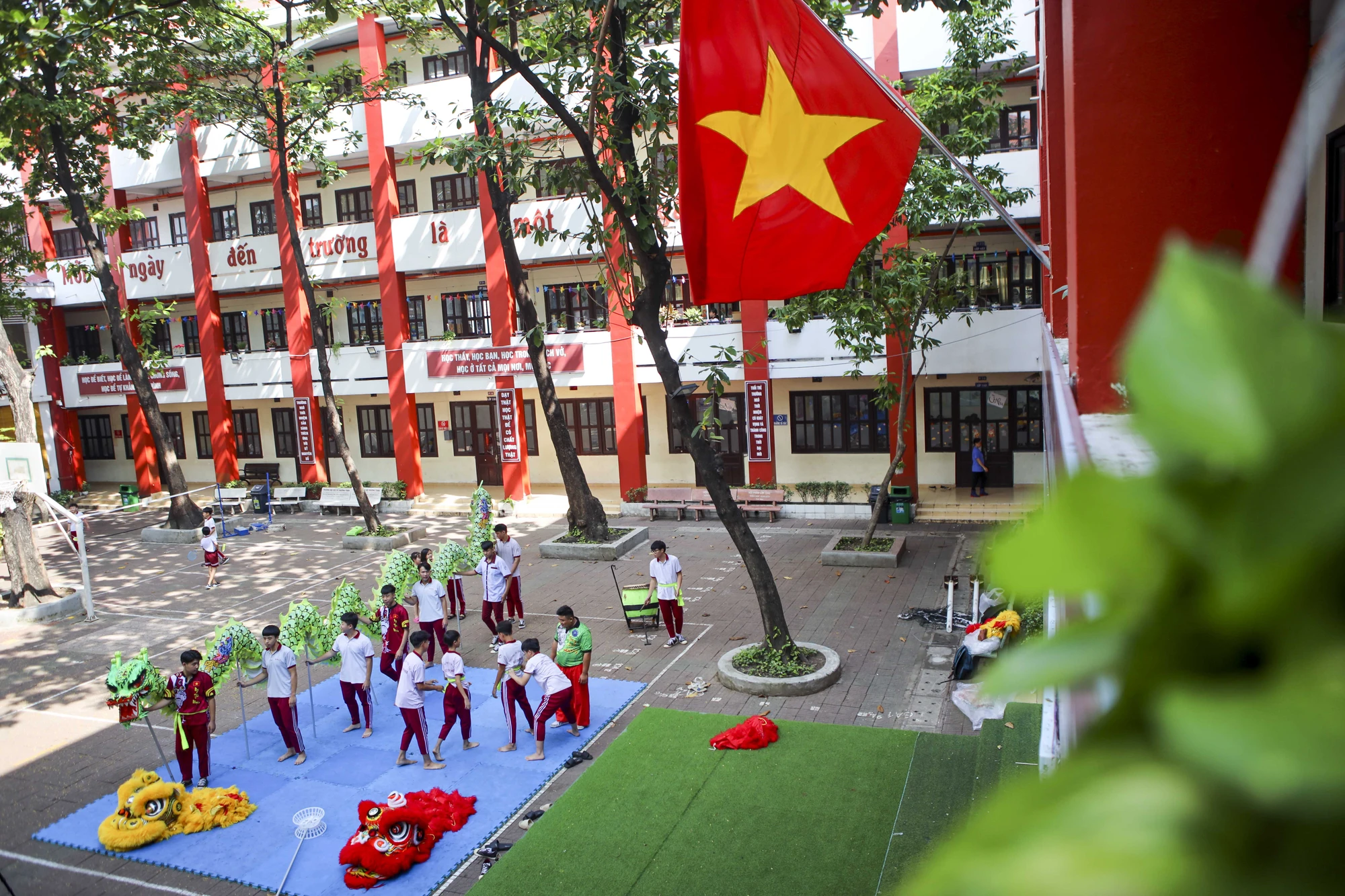 Học sinh học múa lân: Nghệ thuật truyền thống hòa vào nhịp sống học đường