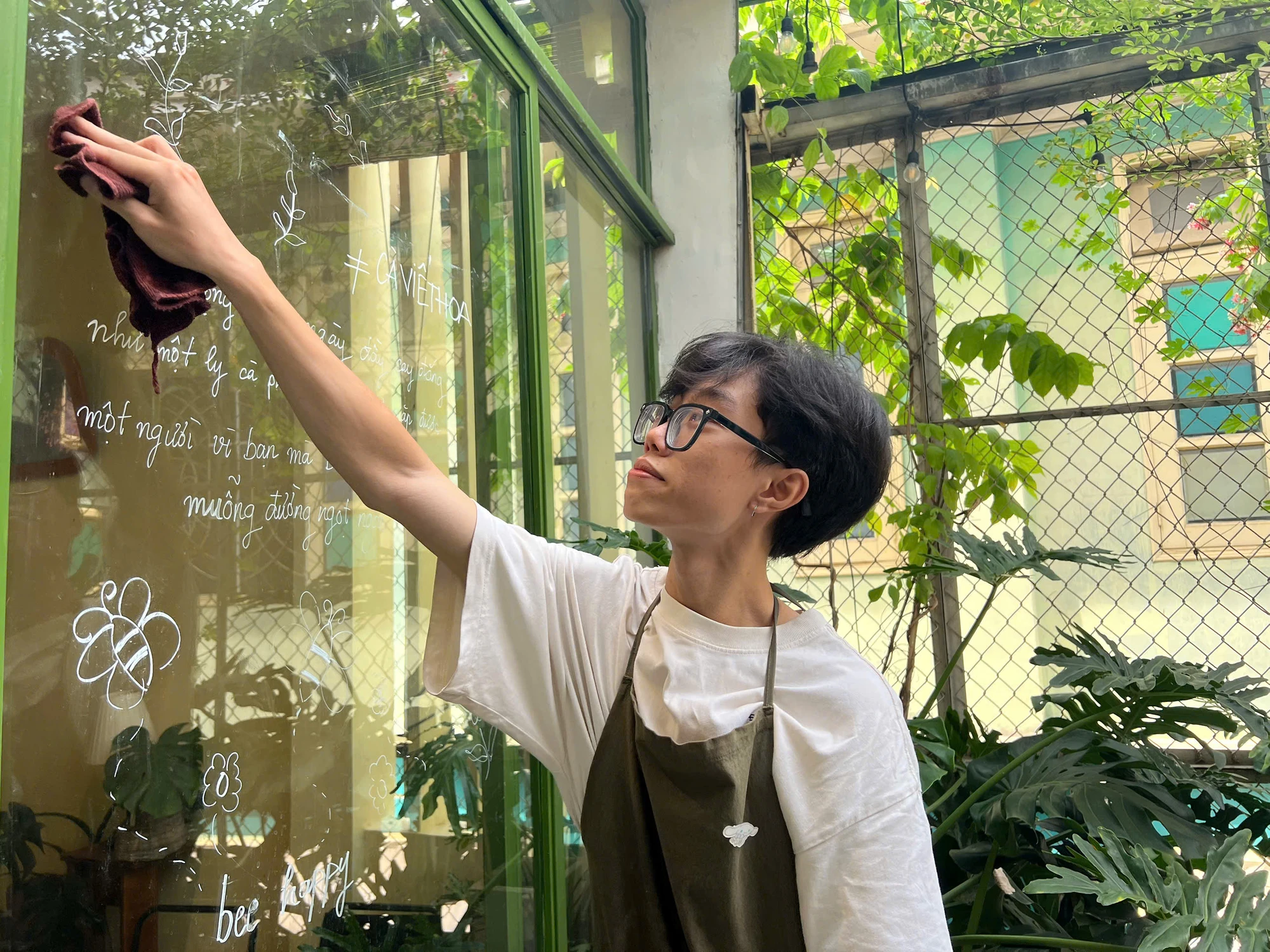 Nhân viên quán thường xuyên lau chùi tấm kiếng, thỉnh thoảng lại có những thông điệp mới được viết lên.
