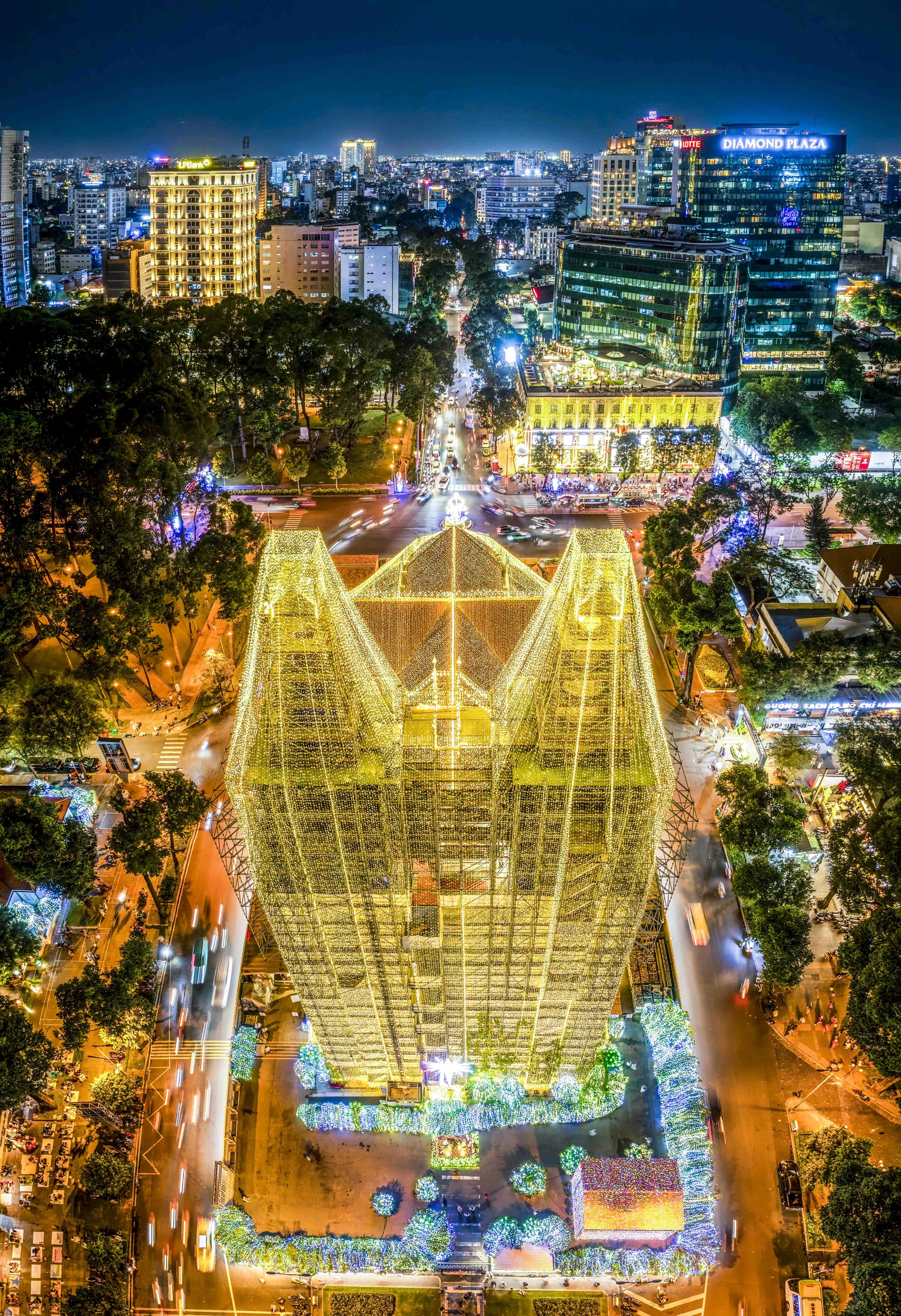 Nhà thờ Đức Bà Sài Gòn được trang hoàng lộng lẫy bằng hệ thống đèn LED để chào đón Giáng sinh