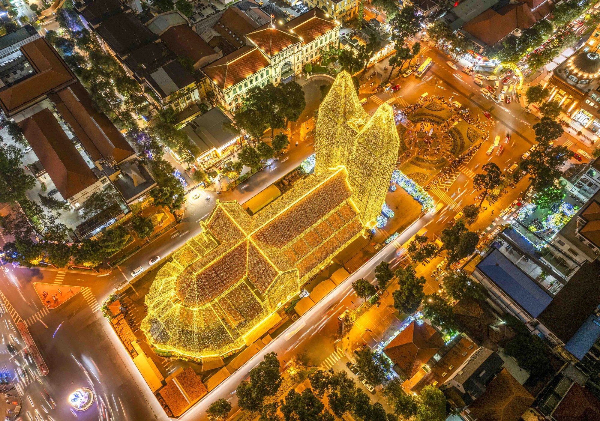 Nhà thờ Đức Bà Sài Gòn được trang hoàng lộng lẫy bằng hệ thống đèn LED để chào đón Giáng sinh