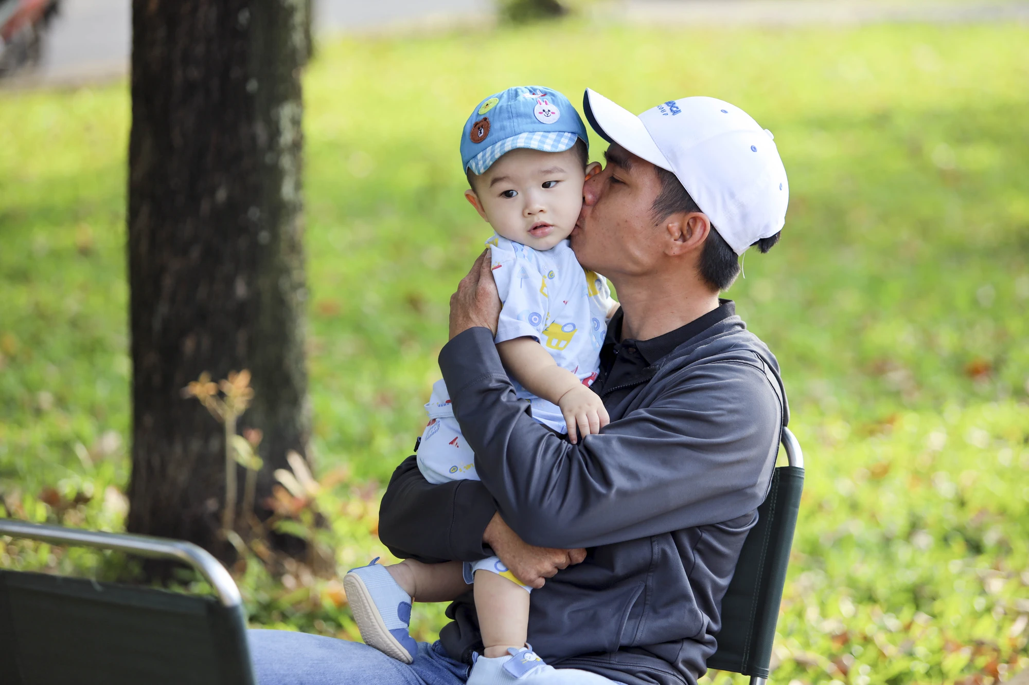 Thời tiết Sài Gòn se lạnh, người dân trùm kín khi ra đường