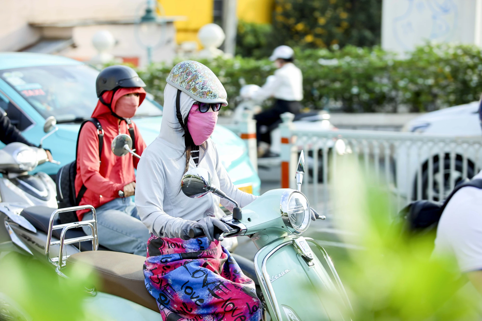 Thời tiết Sài Gòn se lạnh, người dân trùm kín khi ra đường