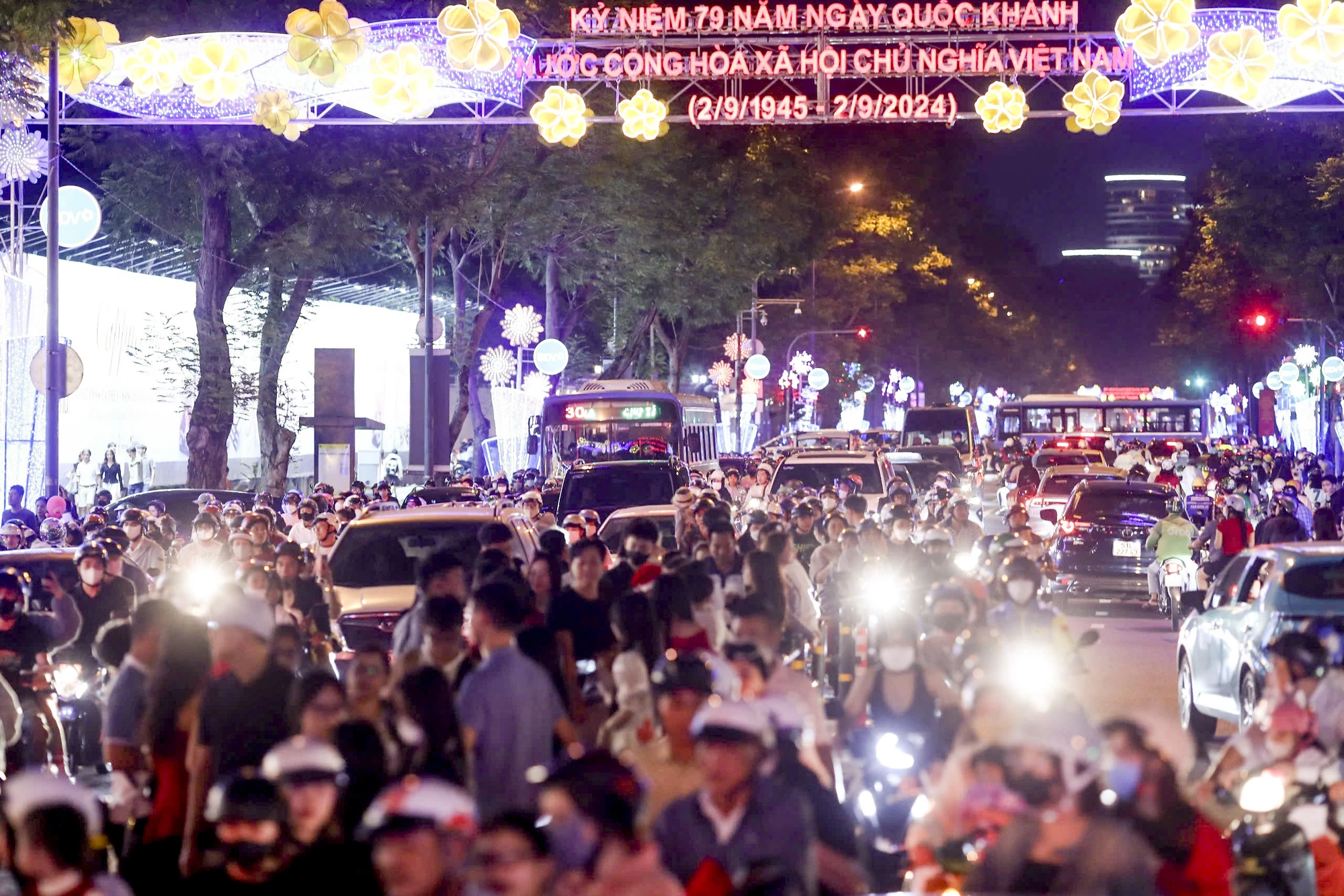 Không khí giáng sinh tấp nập trên đường phố Sài Gòn
