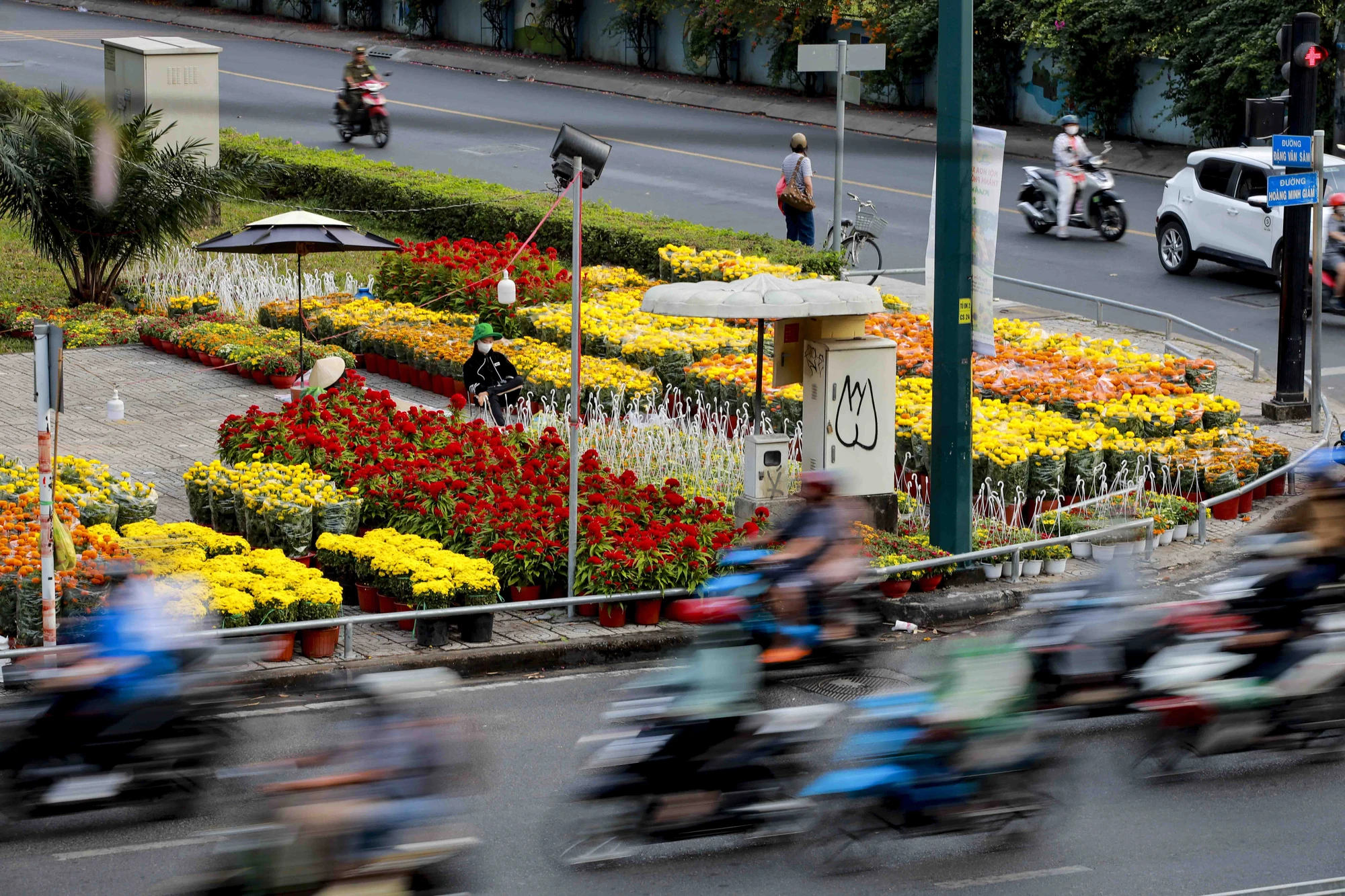 TP.HCM: Chợ hoa Tết vắng người mua, tiểu thương 'buôn chuyện' với nhau hết ngày