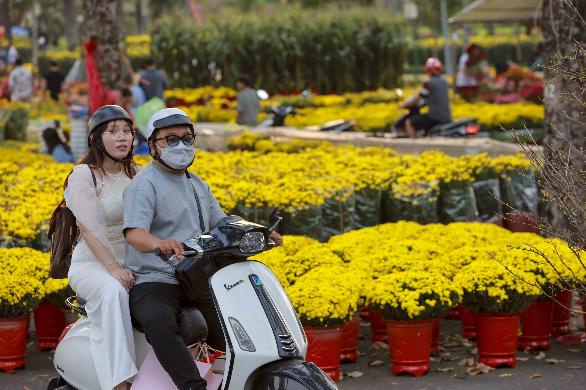 TP.HCM: Chợ hoa Tết vắng người mua, tiểu thương 'buôn chuyện' với nhau hết ngày
