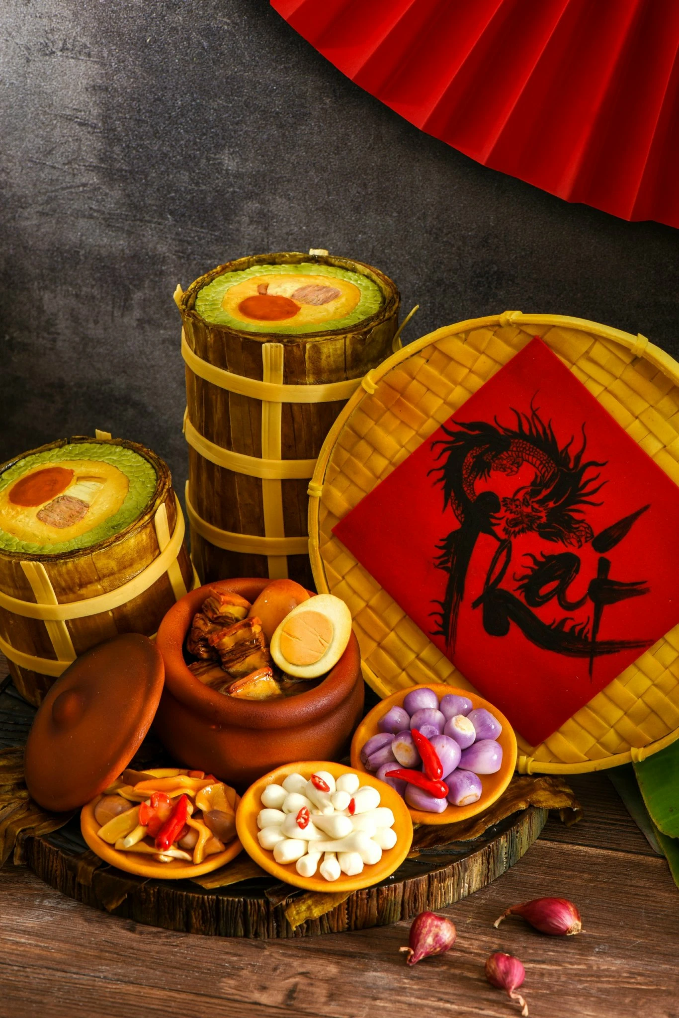 Chàng trai gen Z 'điêu khắc' mâm cơm Tết Việt trên bánh fondant
